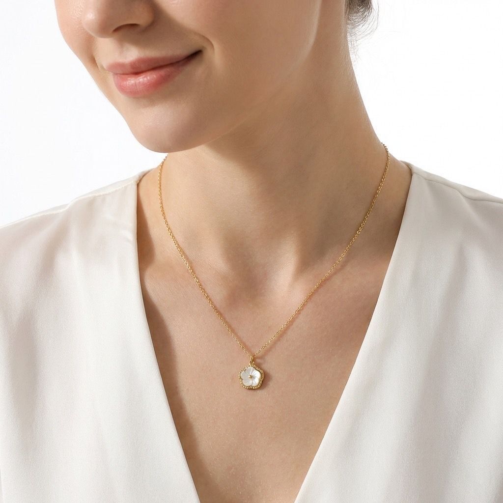 Zarte Silberkette mit einem zierlichen Anhänger in Blumenform aus Kunstharz