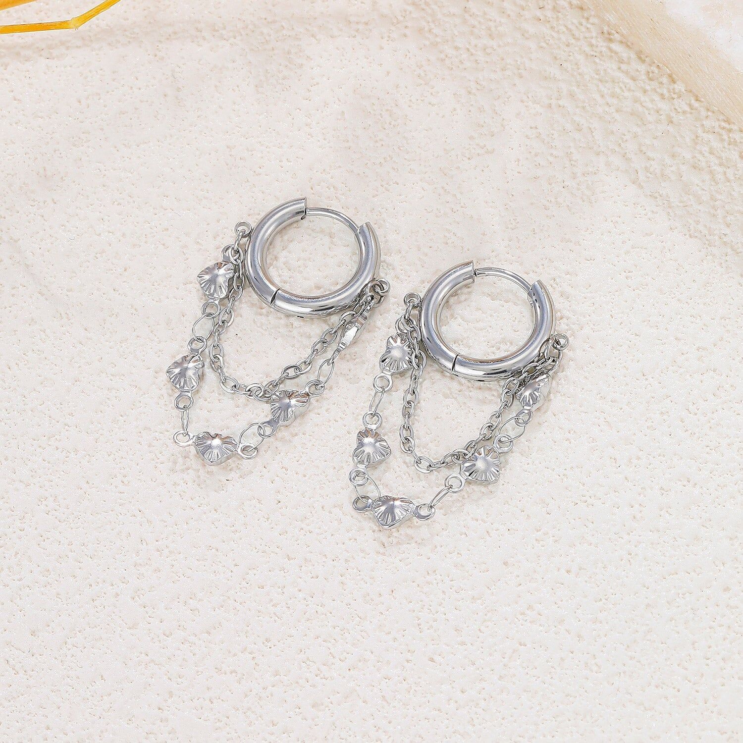 Silberne Creolen mit herzförmigen Anhängerketten