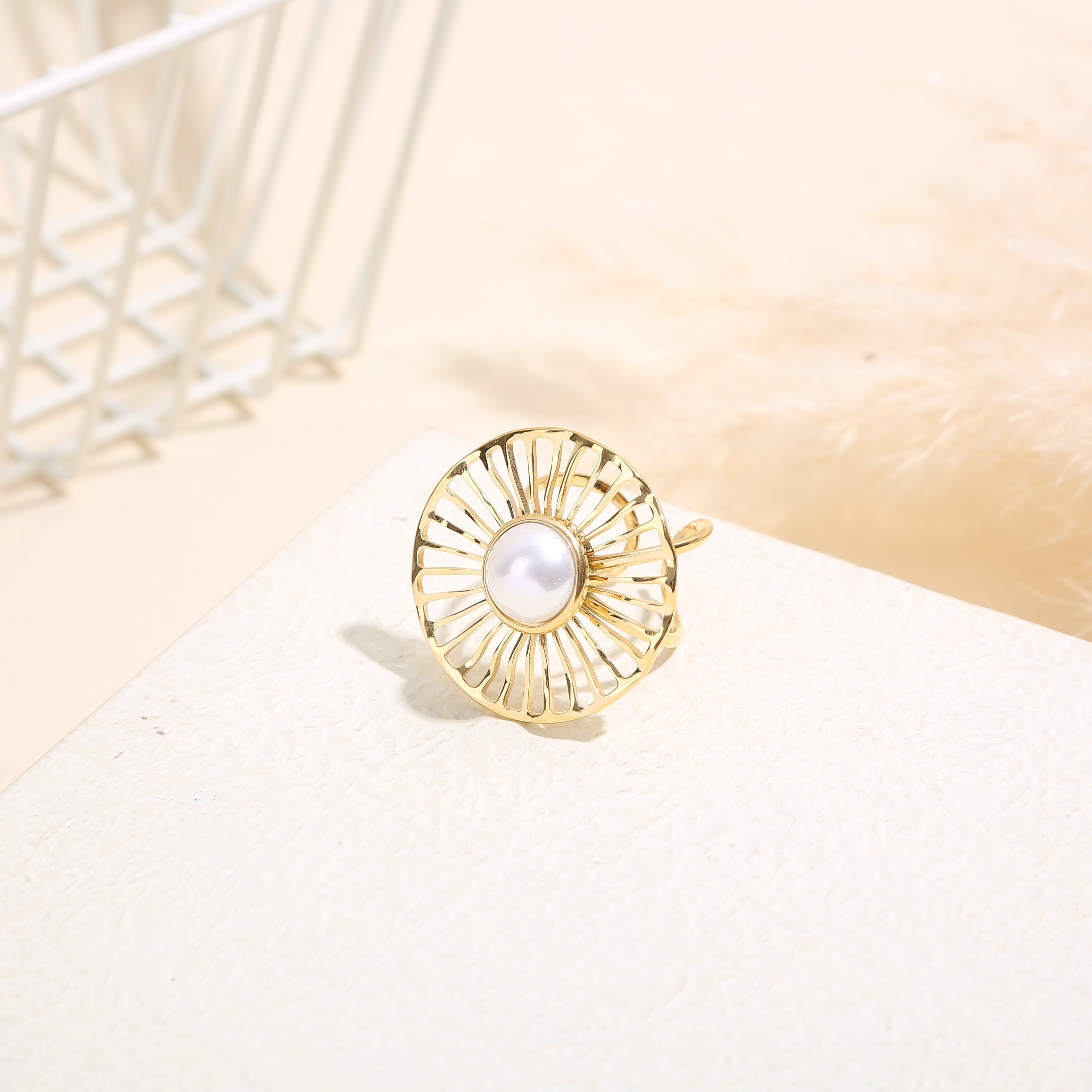 Verstellbarer Goldring mit Strahlenmuster und weißer Perle