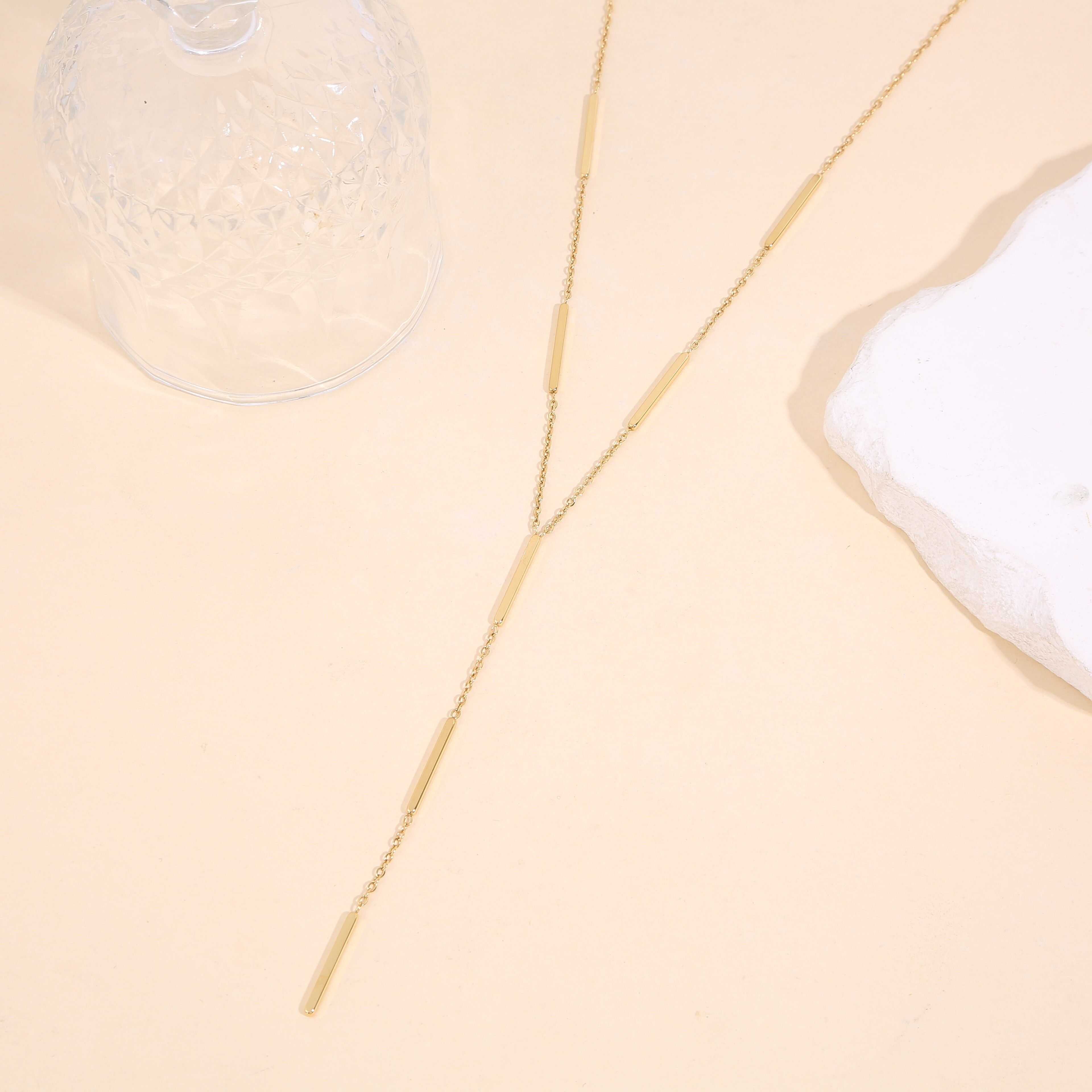 Goldfarbene, Y-förmige Kettenhalskette, verziert mit glatten Röhrchen