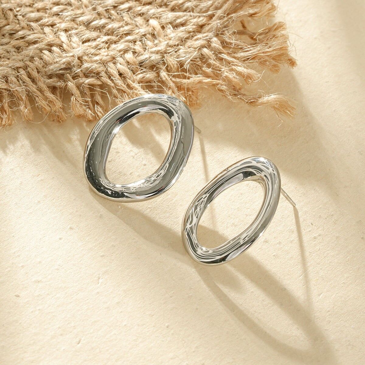 Dicke, unregelmäßige ovale Ohrringe mit glattem, glänzendem Design