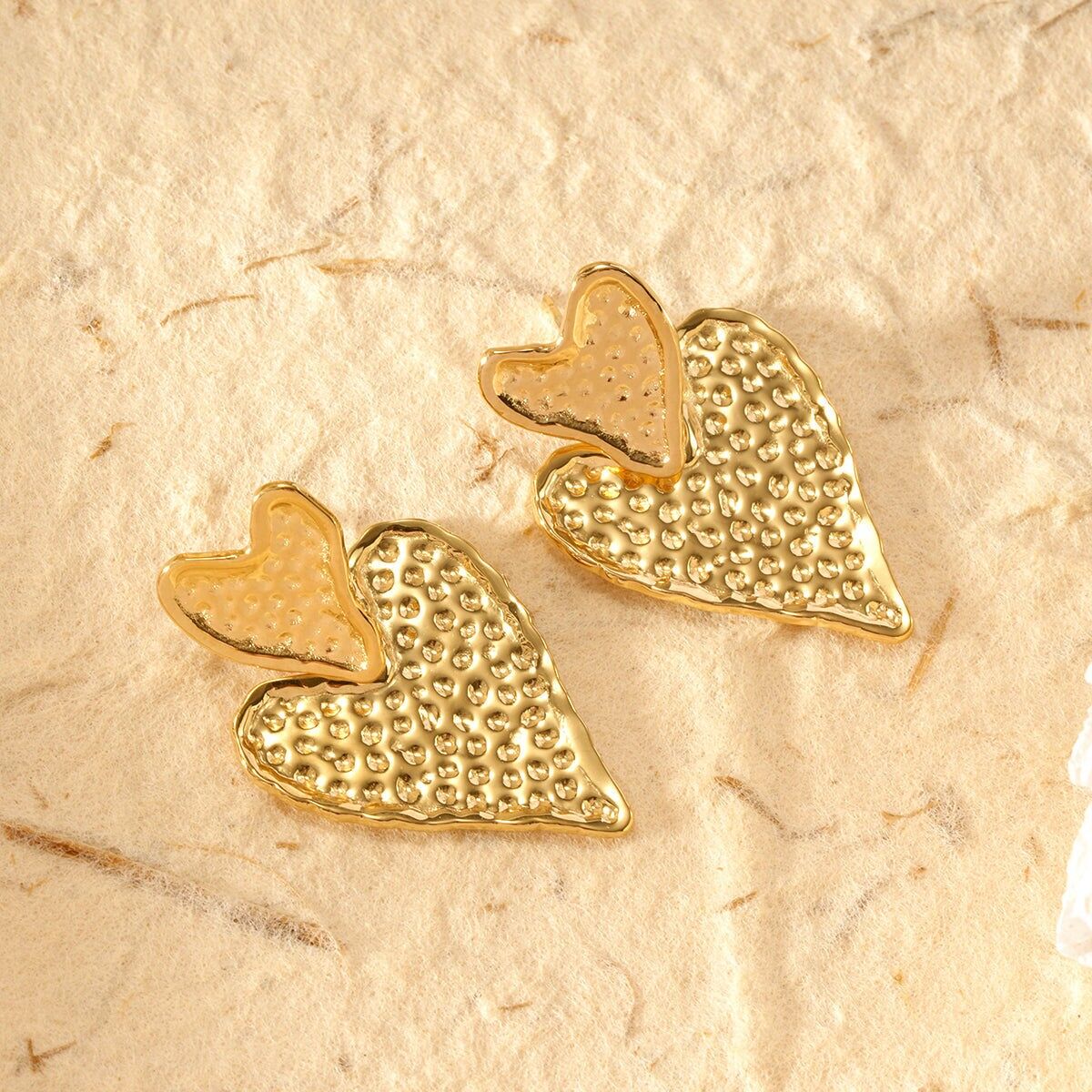 Vergoldete Doppelherz-Ohrhänger mit strukturierter Oberfläche