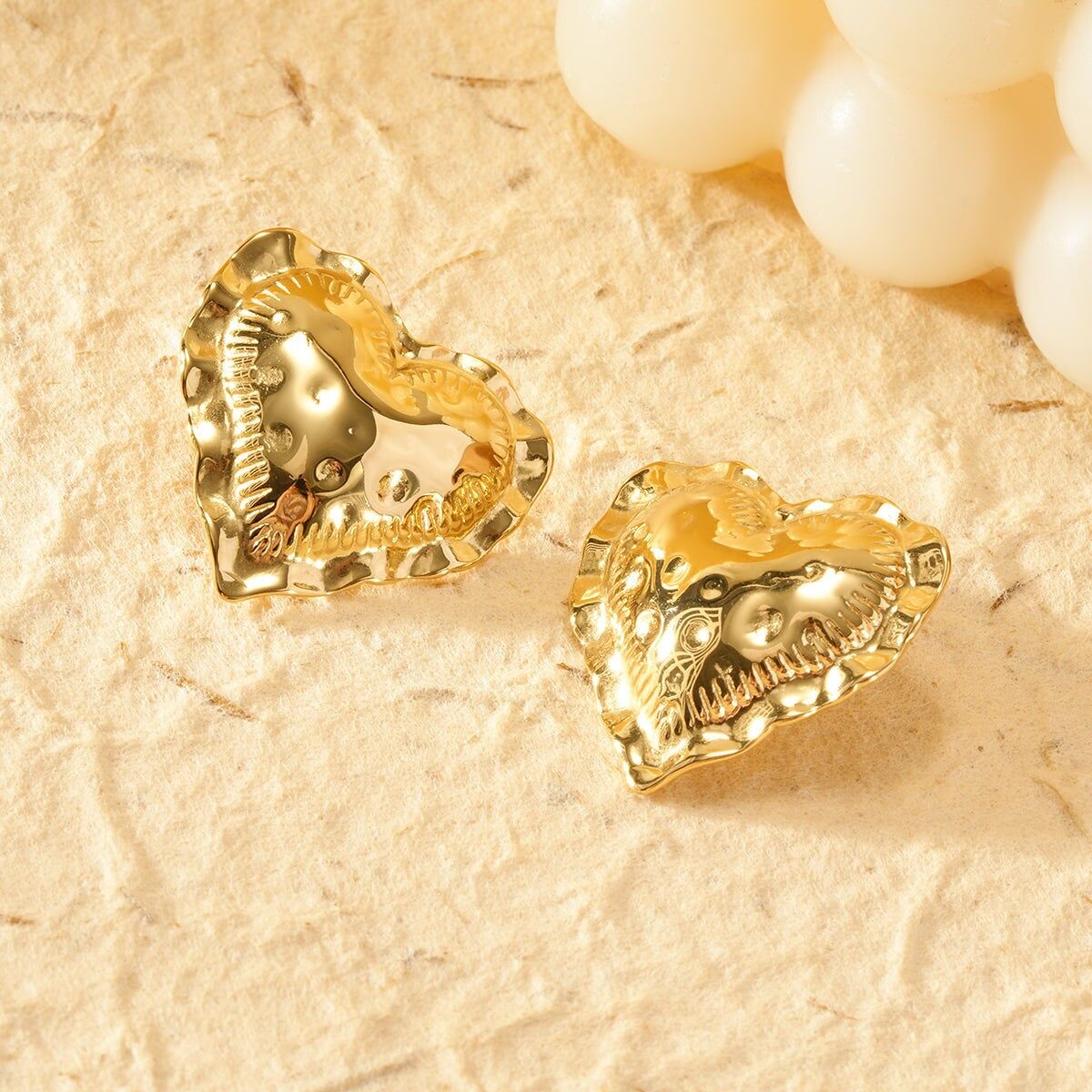 Strukturierte, gewölbte, herzförmige Goldohrringe