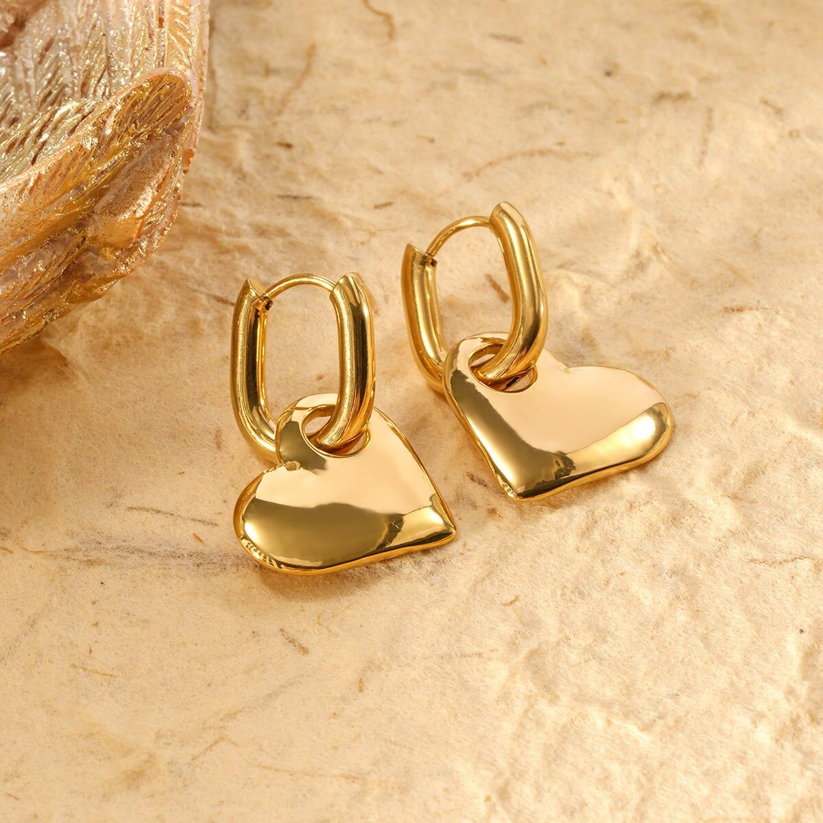 Goldene herzförmige Creolen mit glattem Anhänger