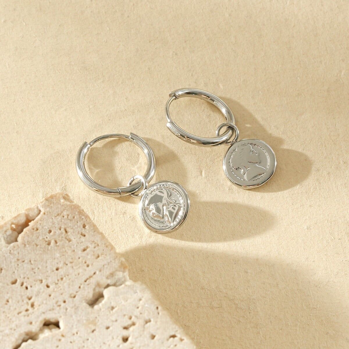 Creolen mit antikem Medaillon-Anhänger