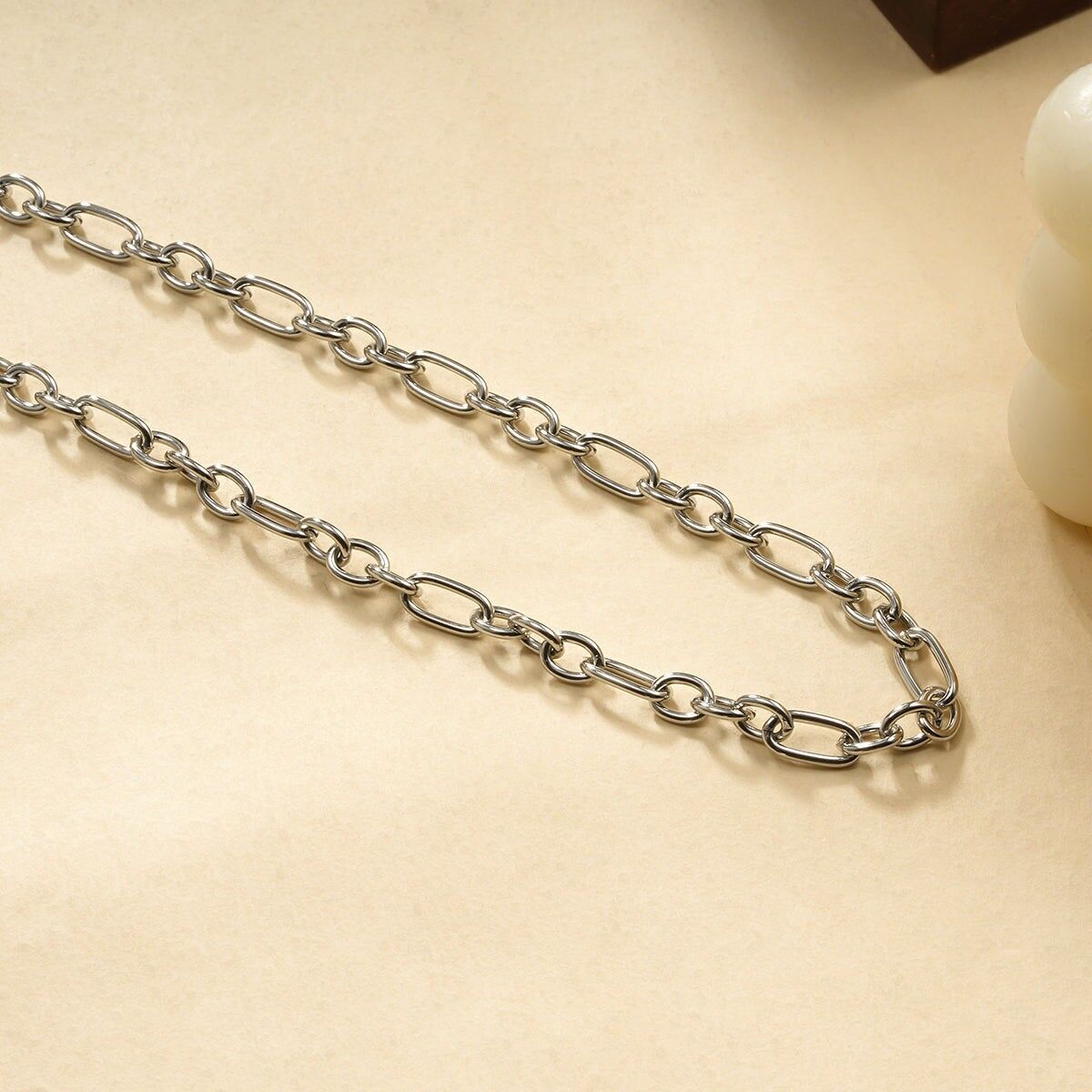 Silberne Halskette mit länglichen Gliedern