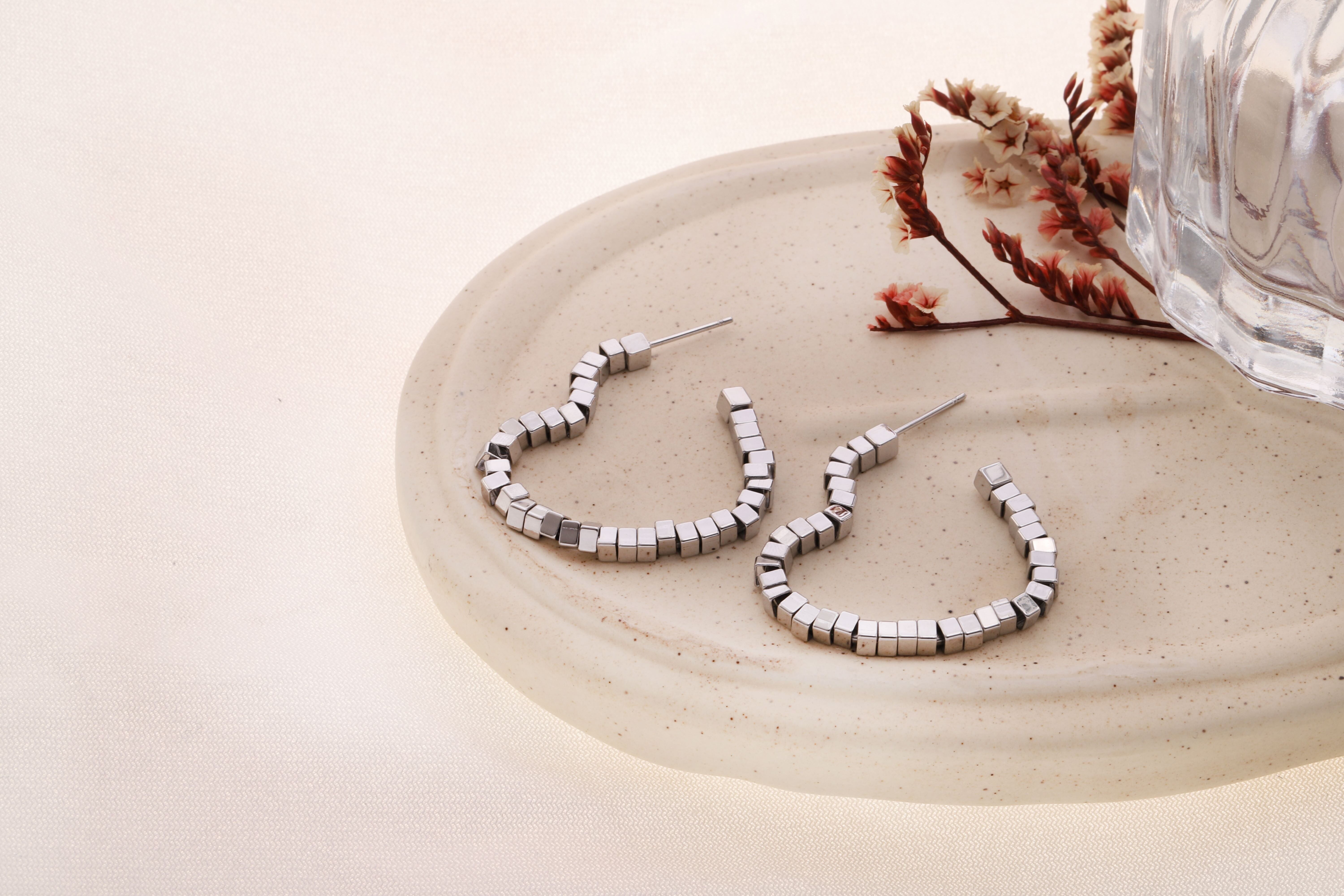 Silberne, offene Creolen, verziert mit Würfeln