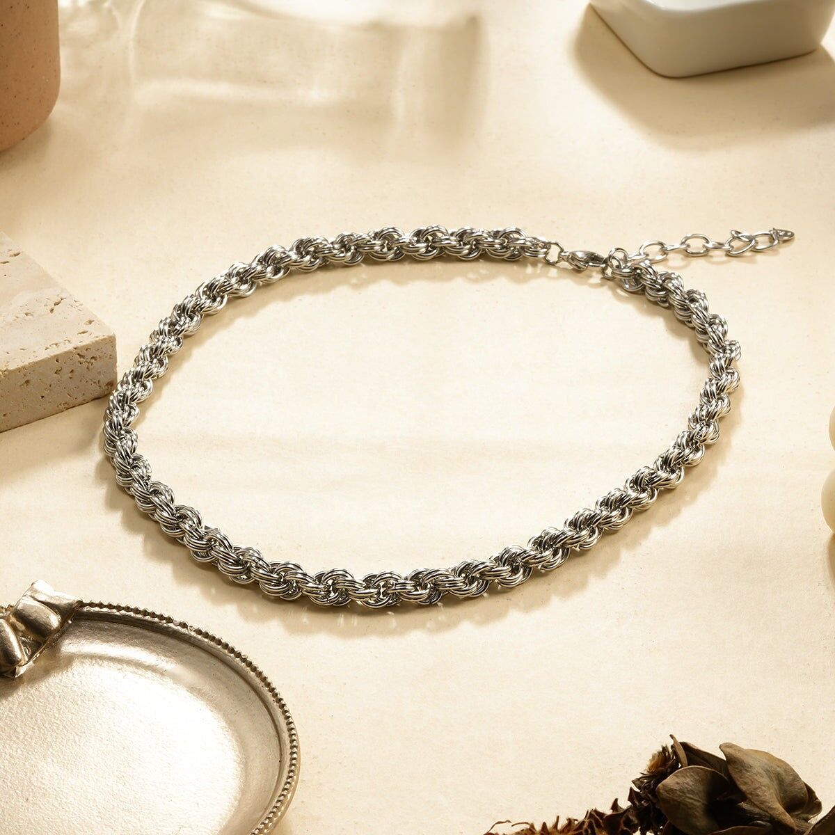 Silberne Halskette mit gedrehter Kette in Seiloptik