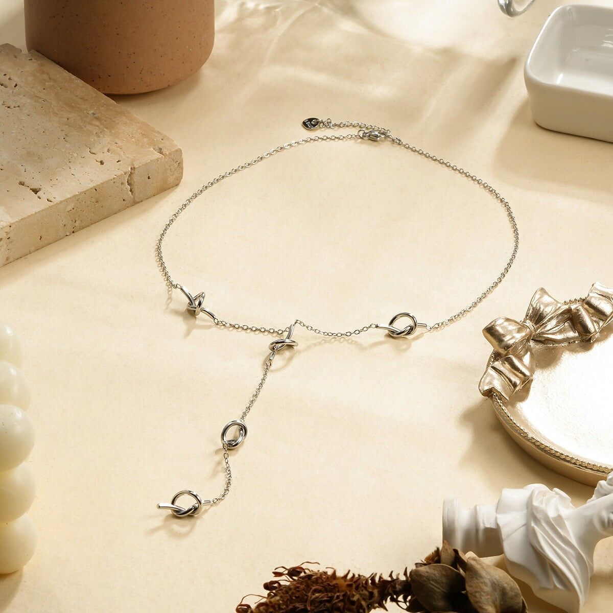 Silberne Y-förmige Kettenhalskette, verziert mit Liebesknoten