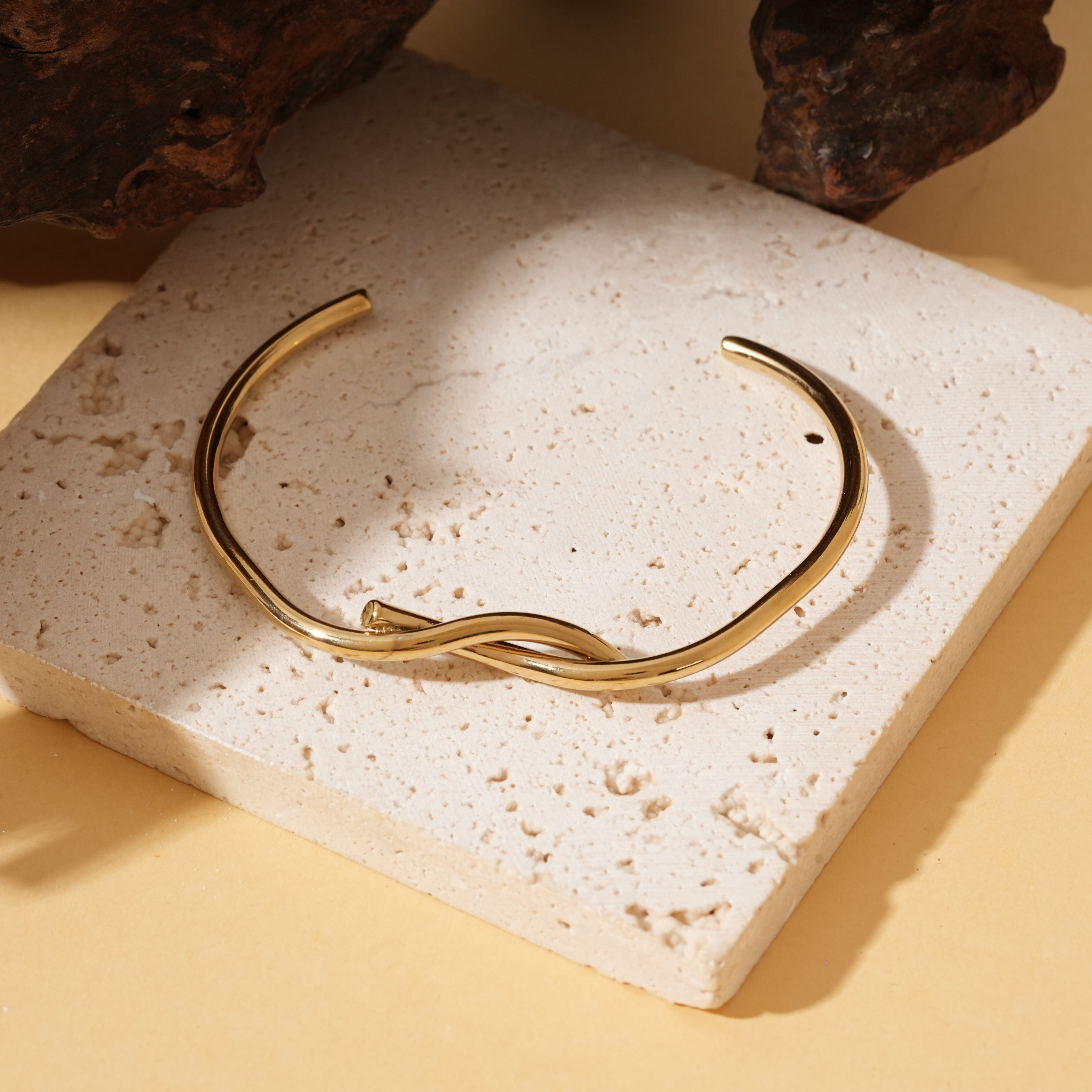 Dünnes goldenes Armband mit ineinander verschlungenen Zweigen