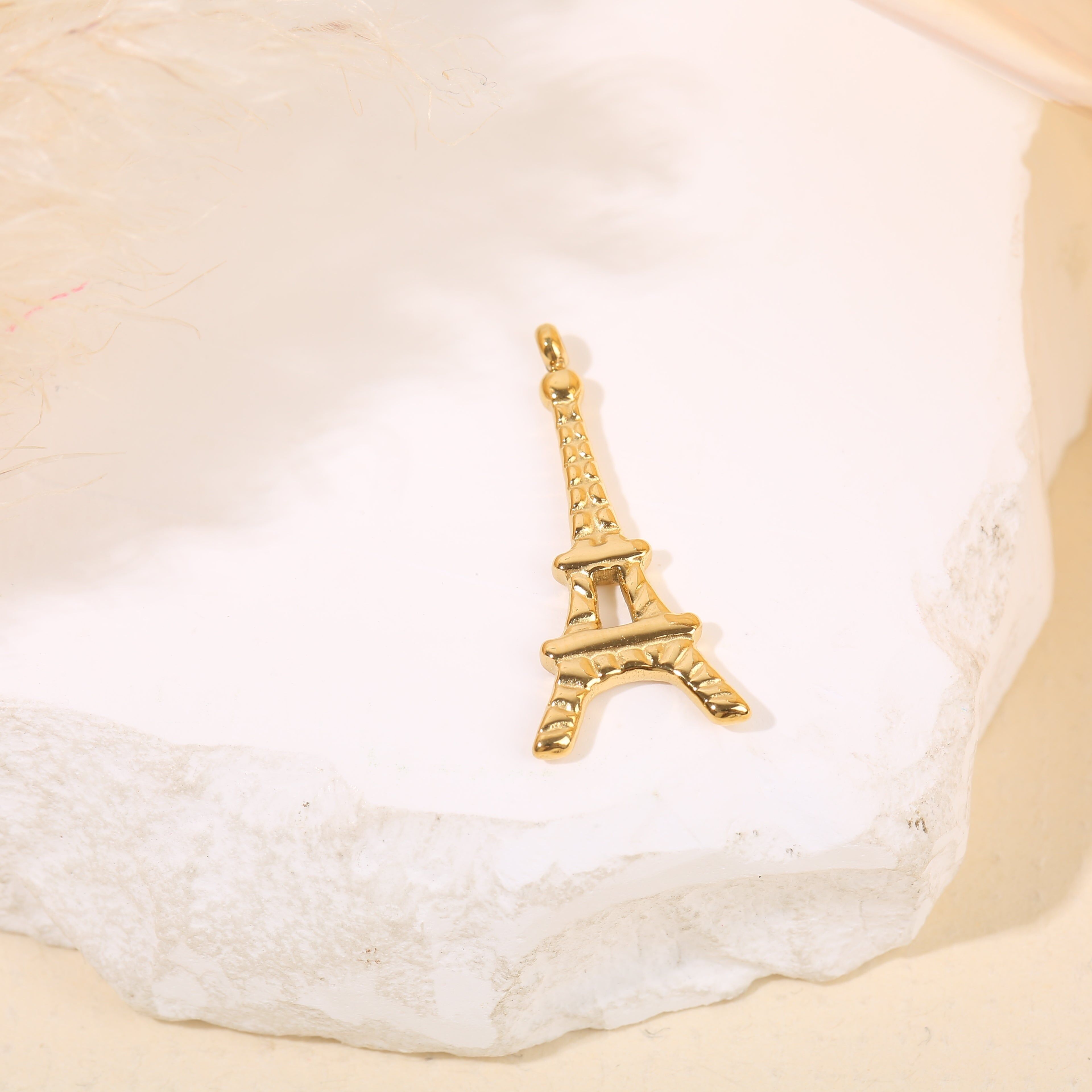 Set aus 3 strukturierten goldenen Eiffelturm-Anhängern