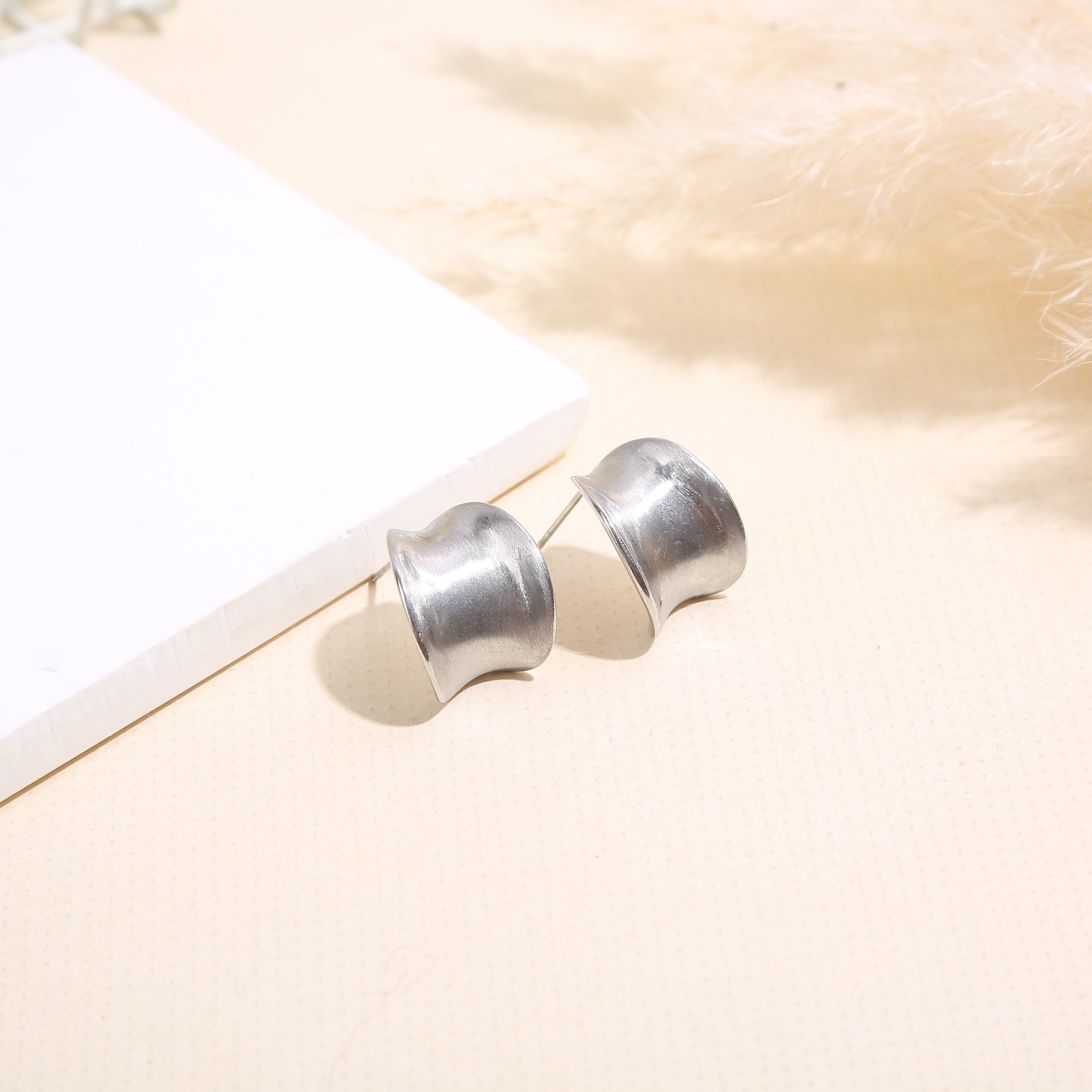 Gebürstete silberne Ohrstecker in Wellenform