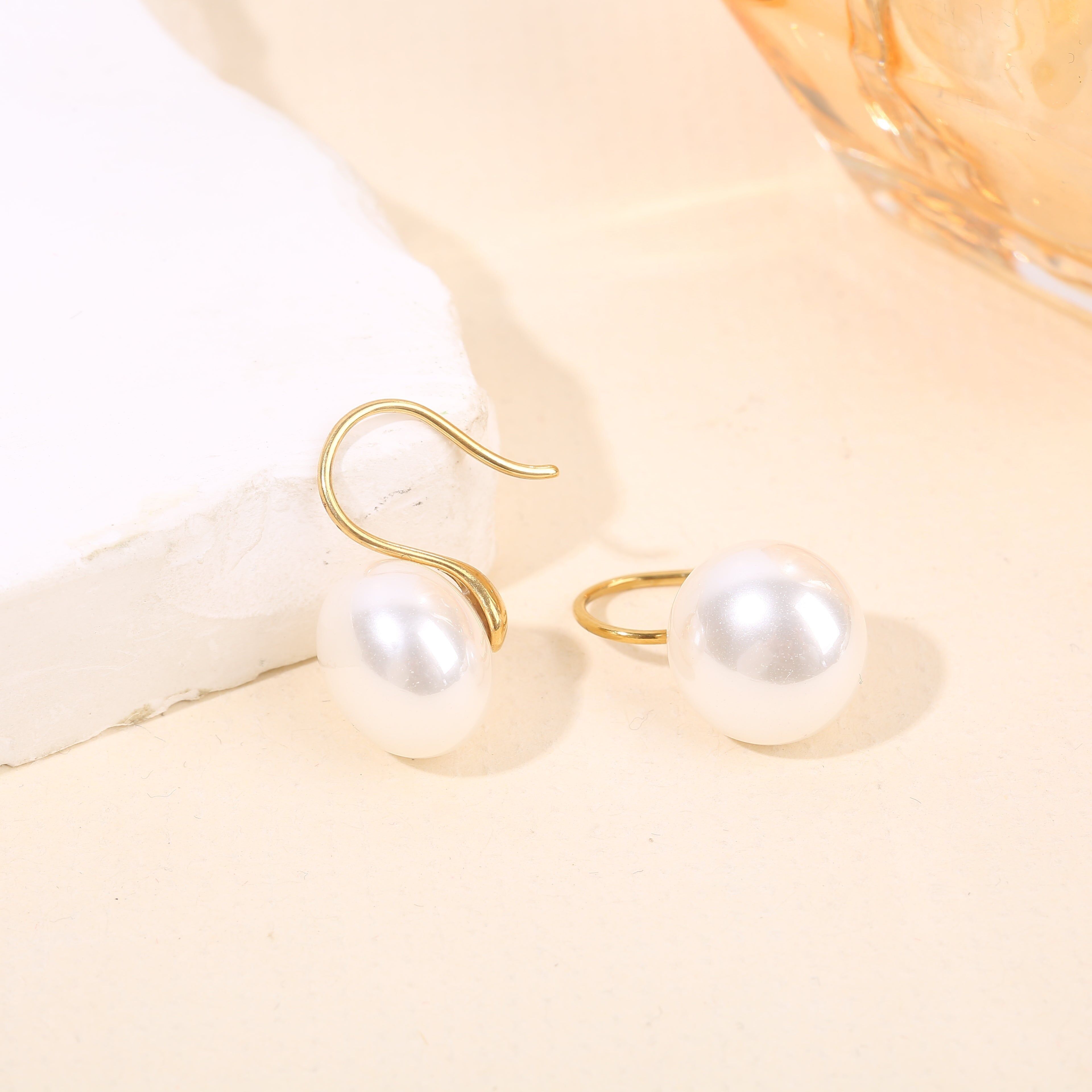 Goldfarbene Ohrhänger mit glatten weißen Perlen