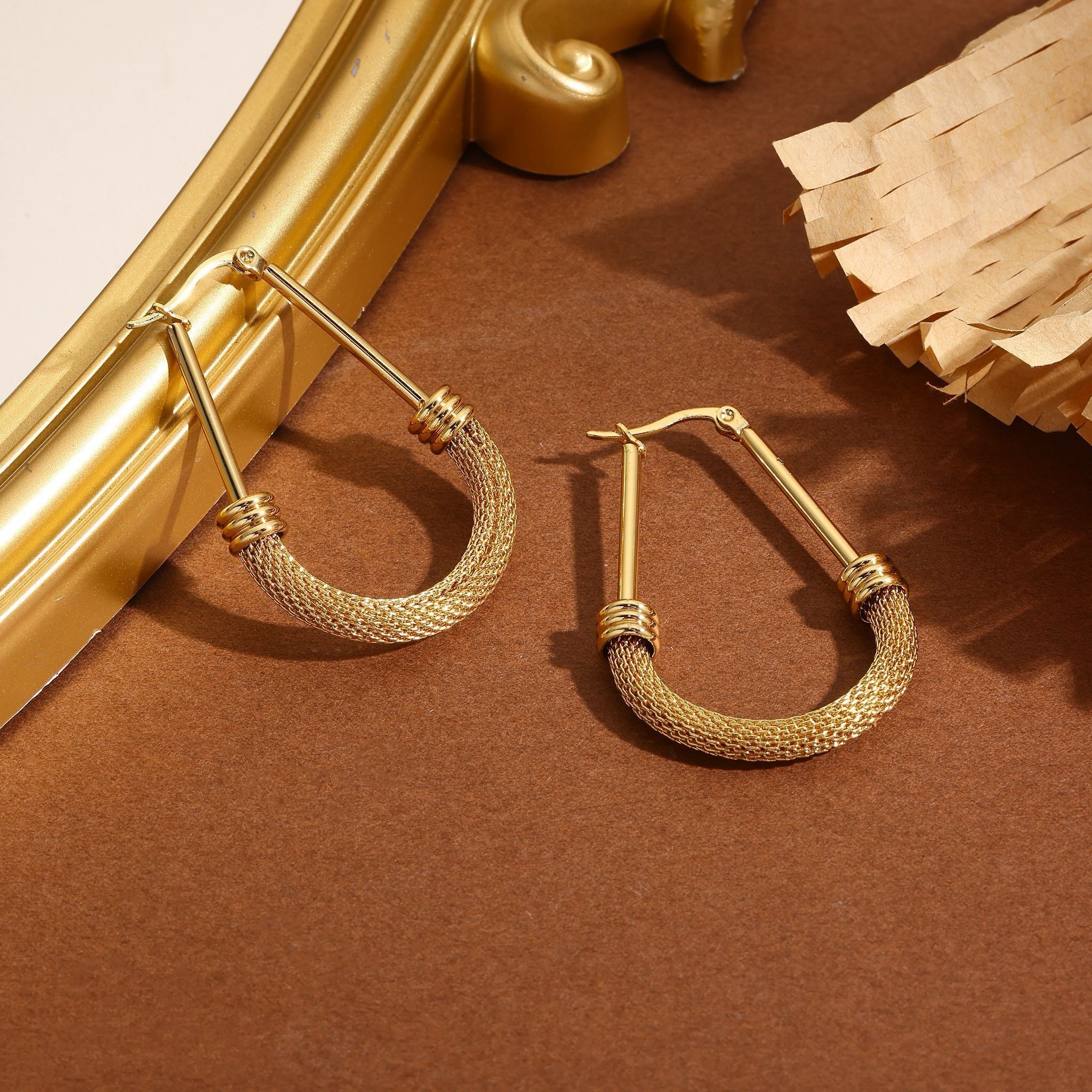 Strukturierte, vergoldete, längliche Creolen