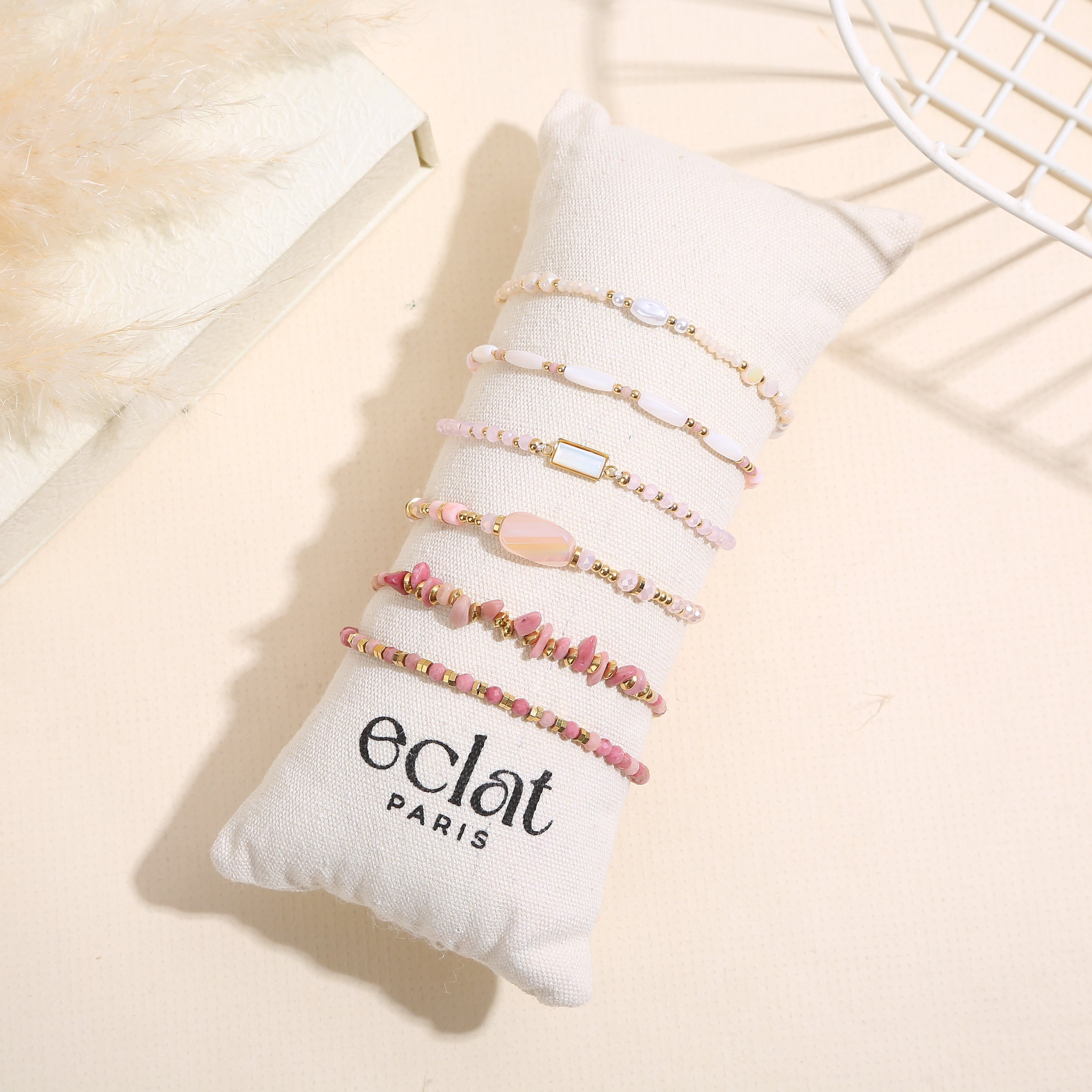 Set aus 6 roségoldenen Armbändern auf einem Kissen