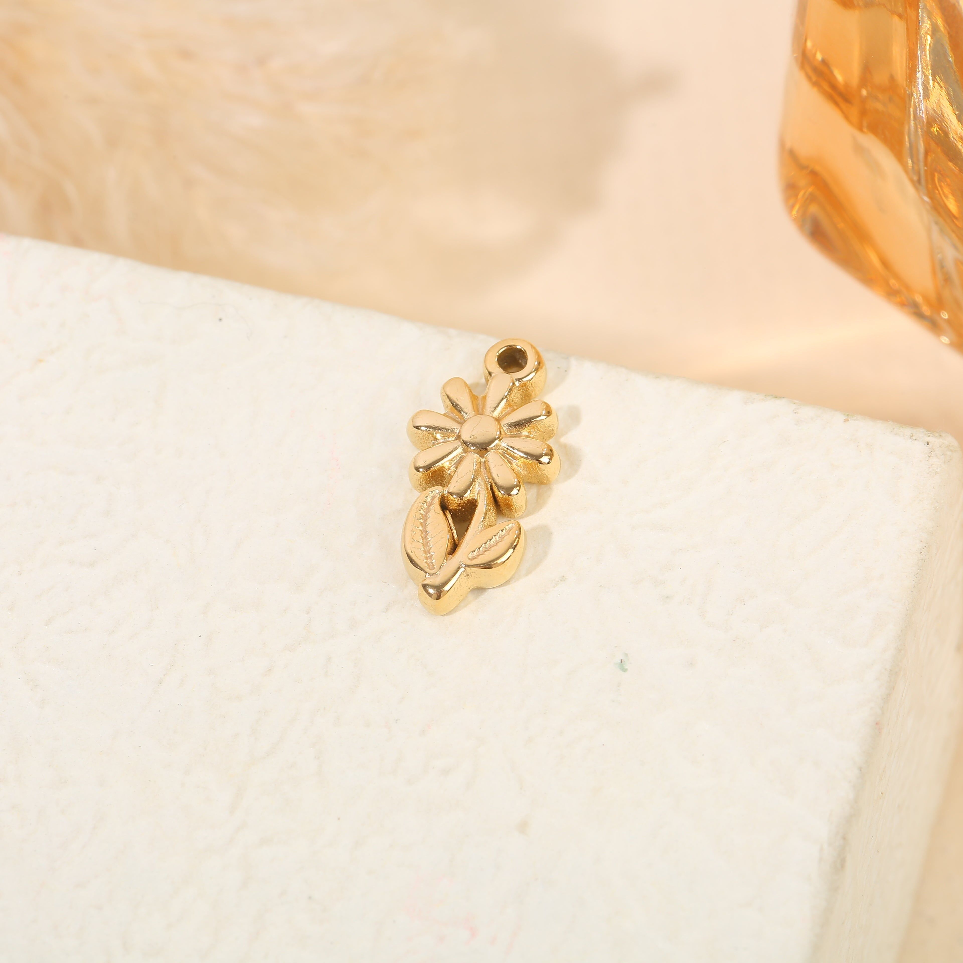 Set aus 3 goldenen Blumenanhängern