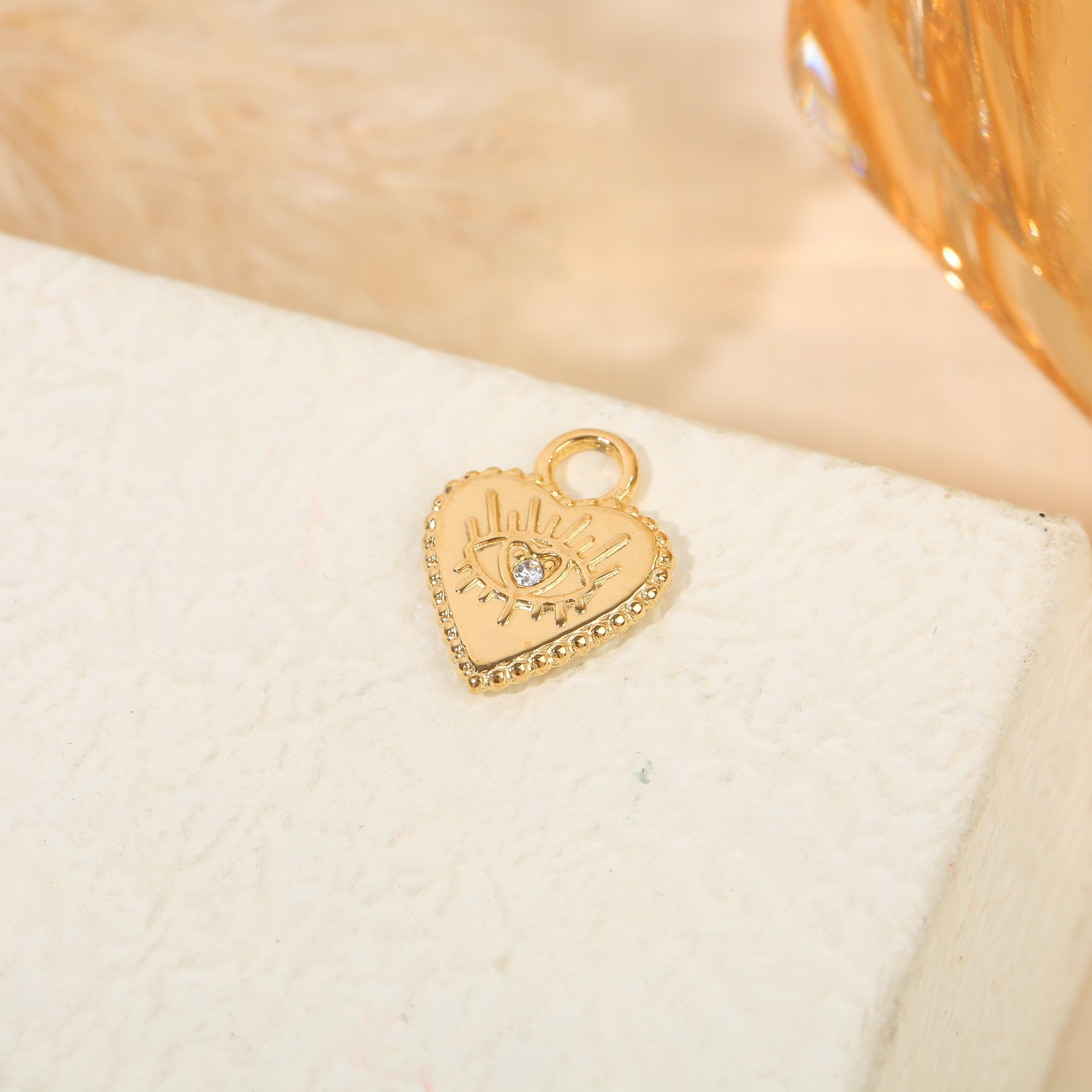 Set aus 3 vergoldeten Herzanhängern mit eingraviertem Auge und Strasssteinen