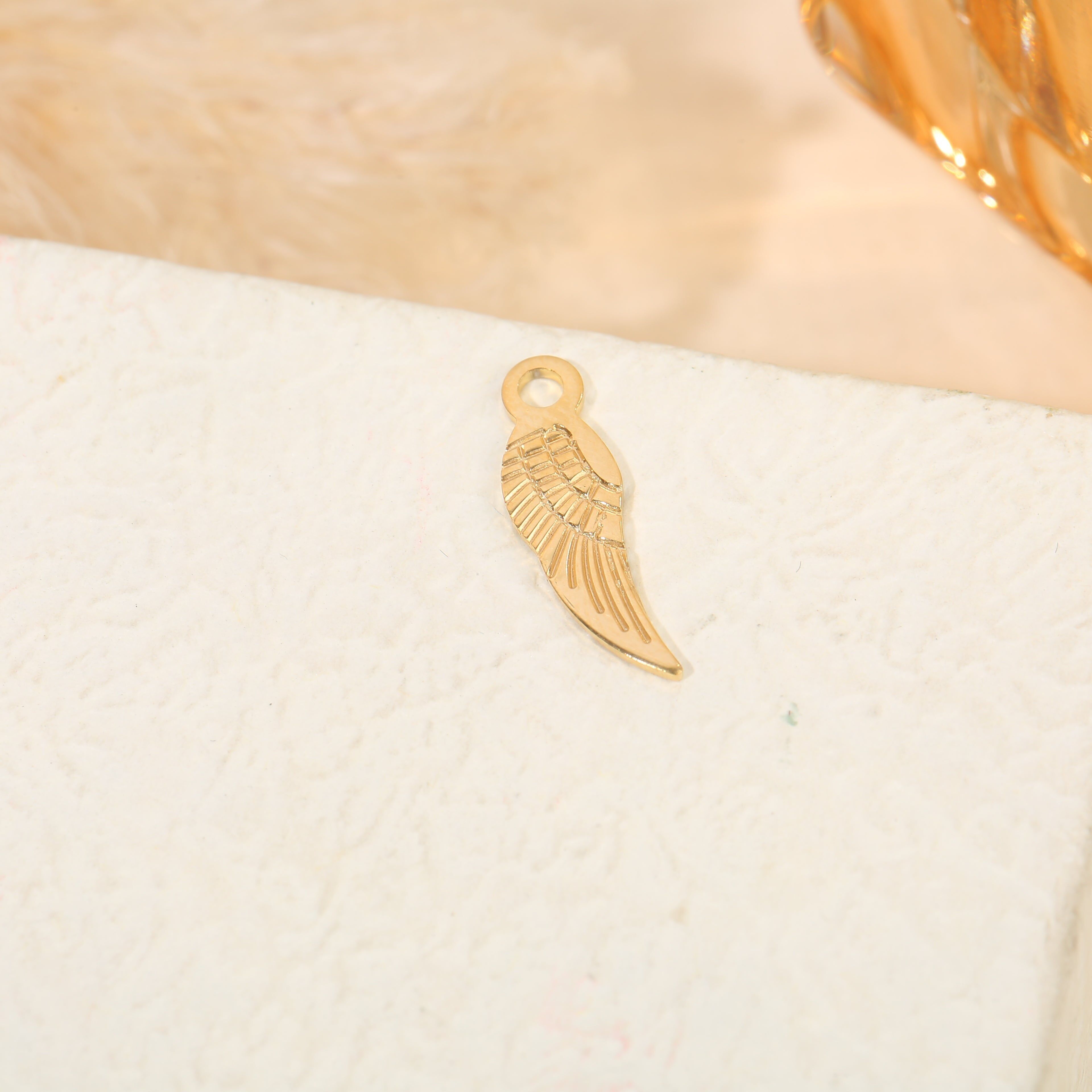 Set aus 3 strukturierten, flachen, vergoldeten Engelsflügel-Anhängern