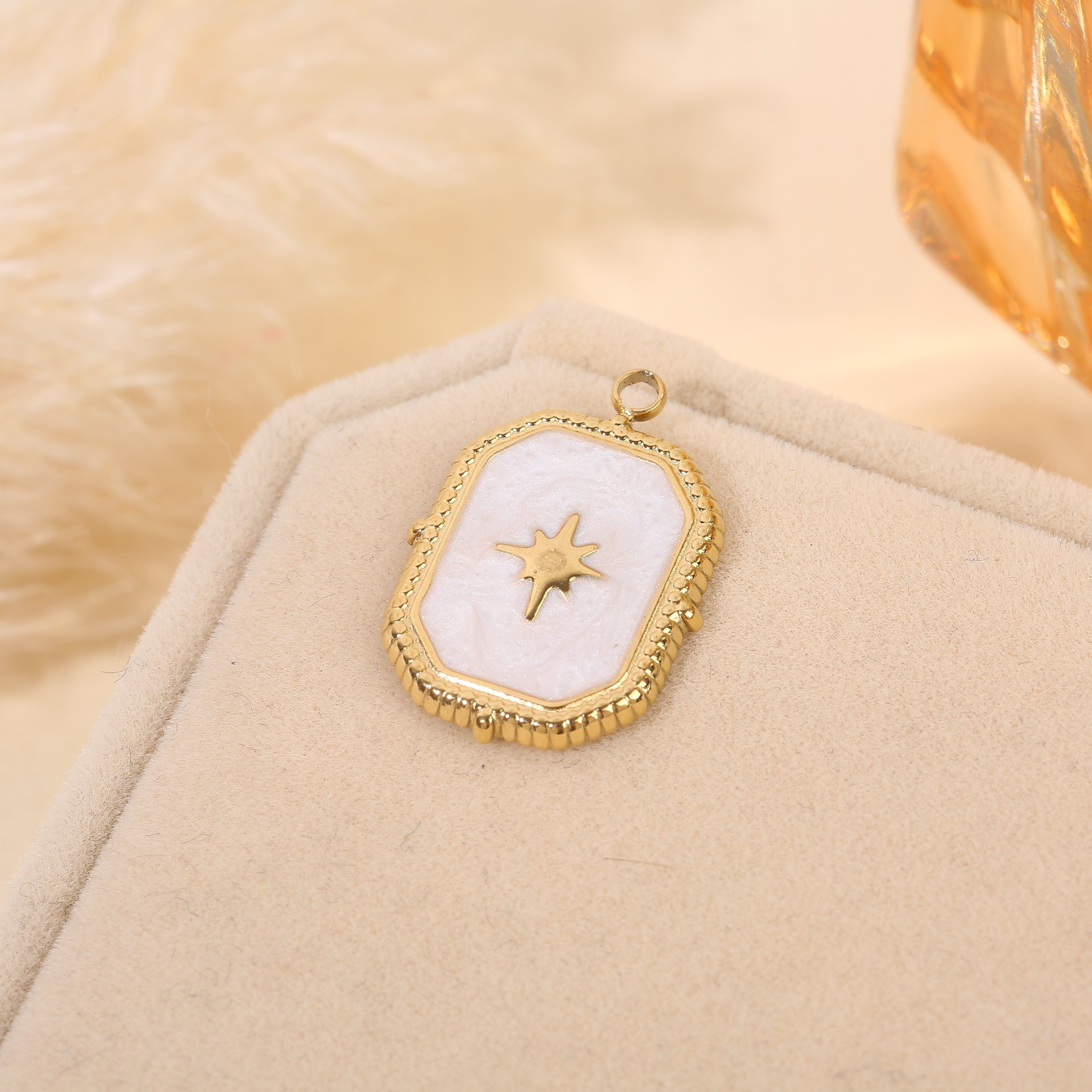 Set aus 3 rechteckigen, goldfarbenen Anhängern mit perlmuttfarbenem Stern in der Mitte