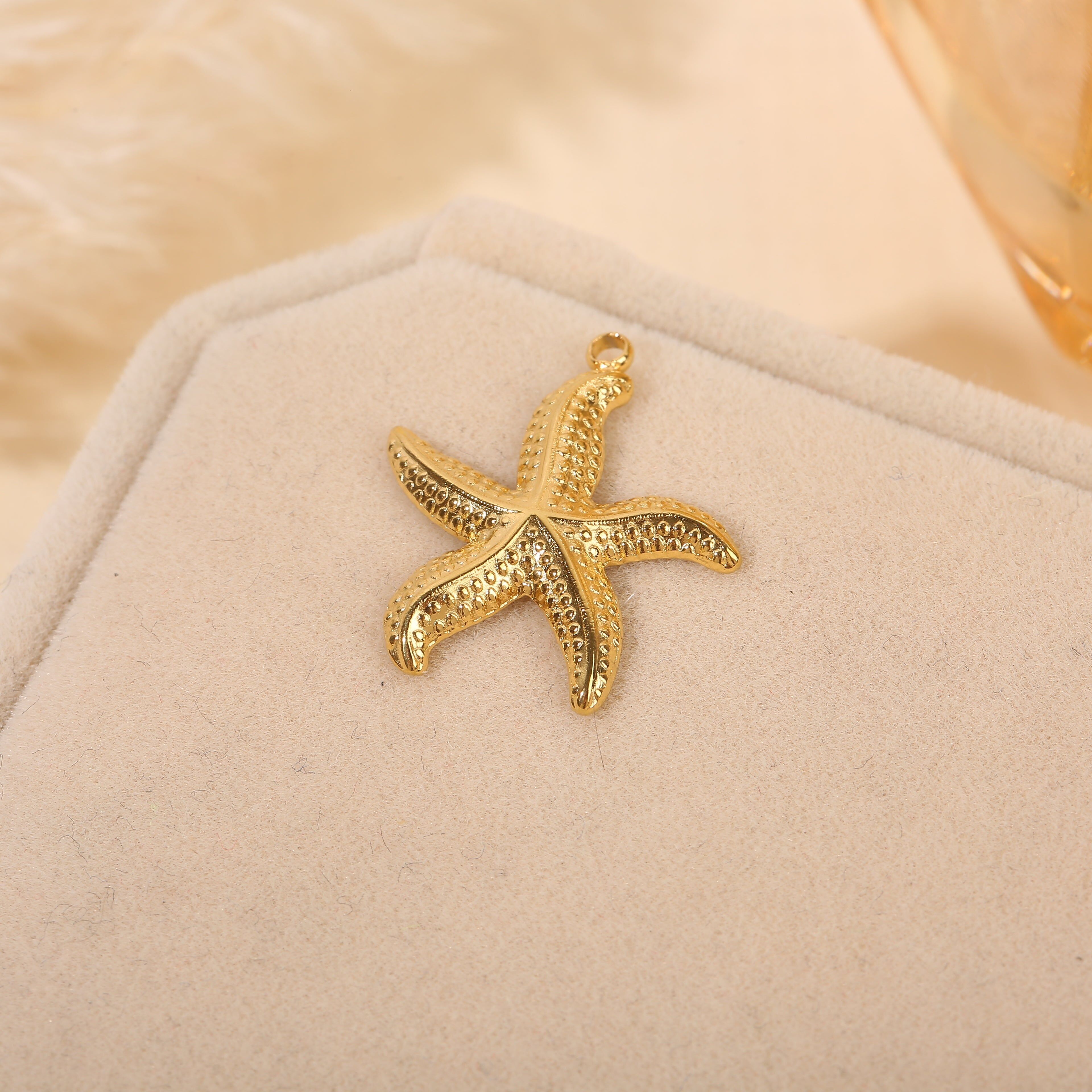 Set aus 3 strukturierten goldenen Seesternanhängern