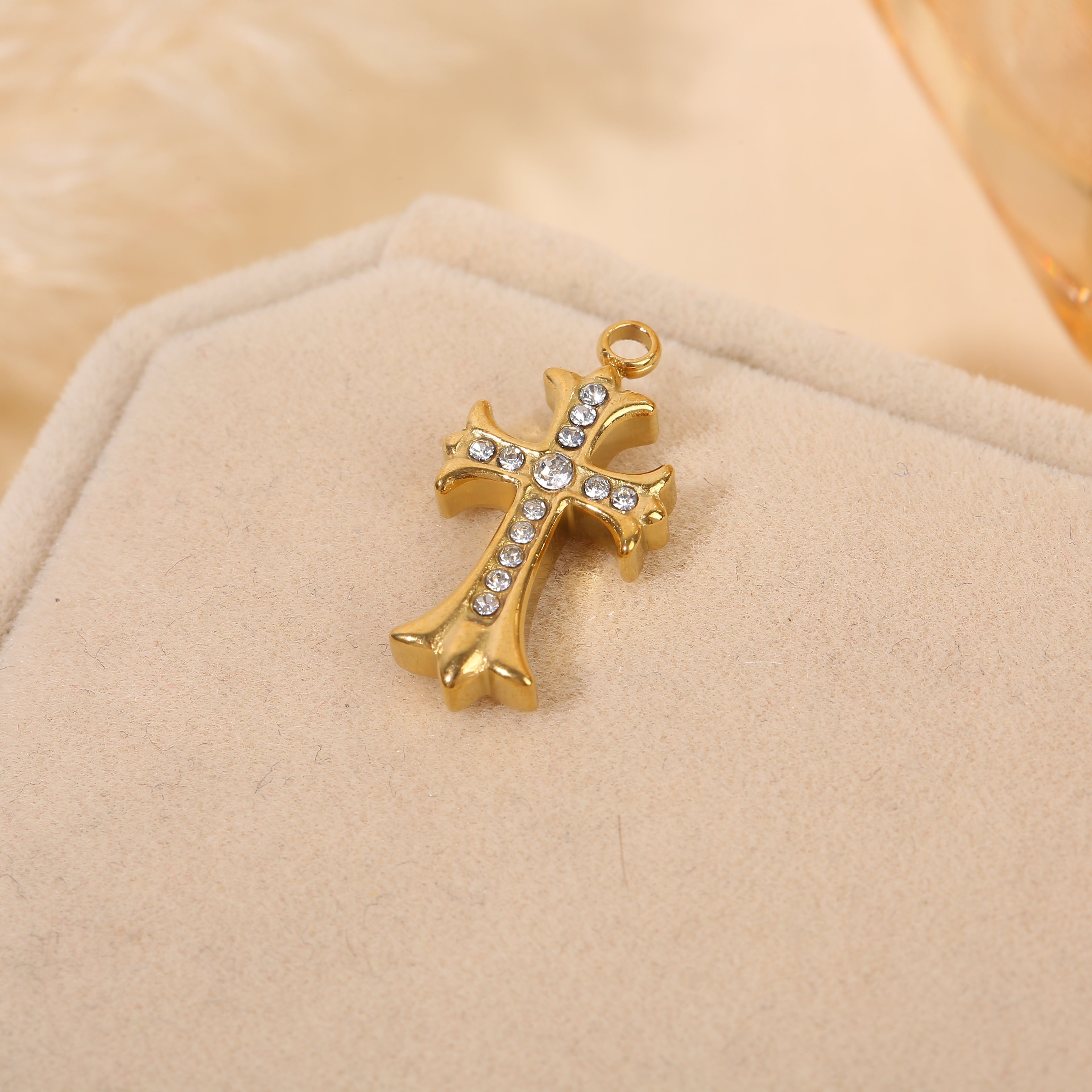 Set aus 3 vergoldeten, geschnitzten Kreuzanhängern mit Strasssteinen