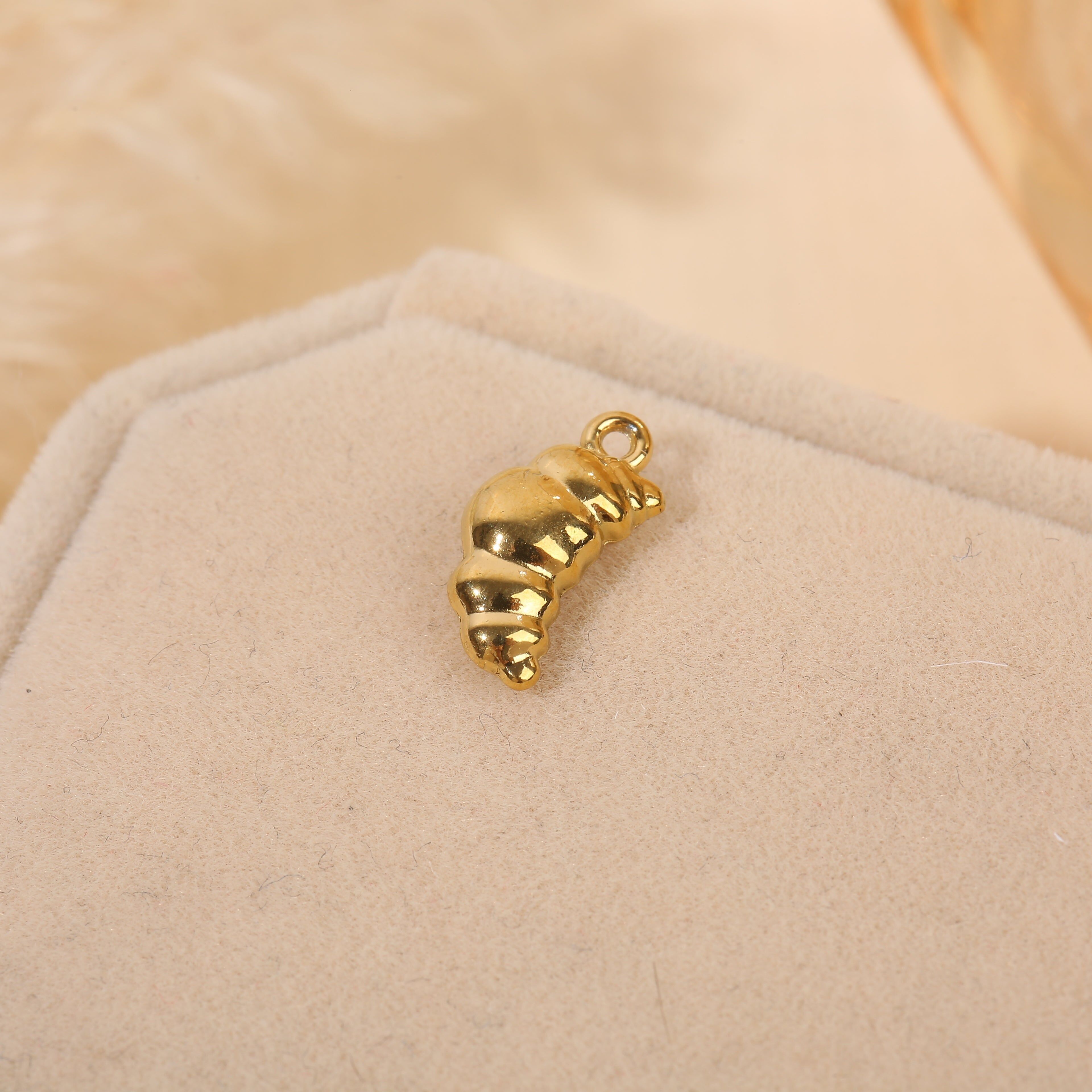 Set aus 3 vergoldeten, gewölbten Halbmondanhängern