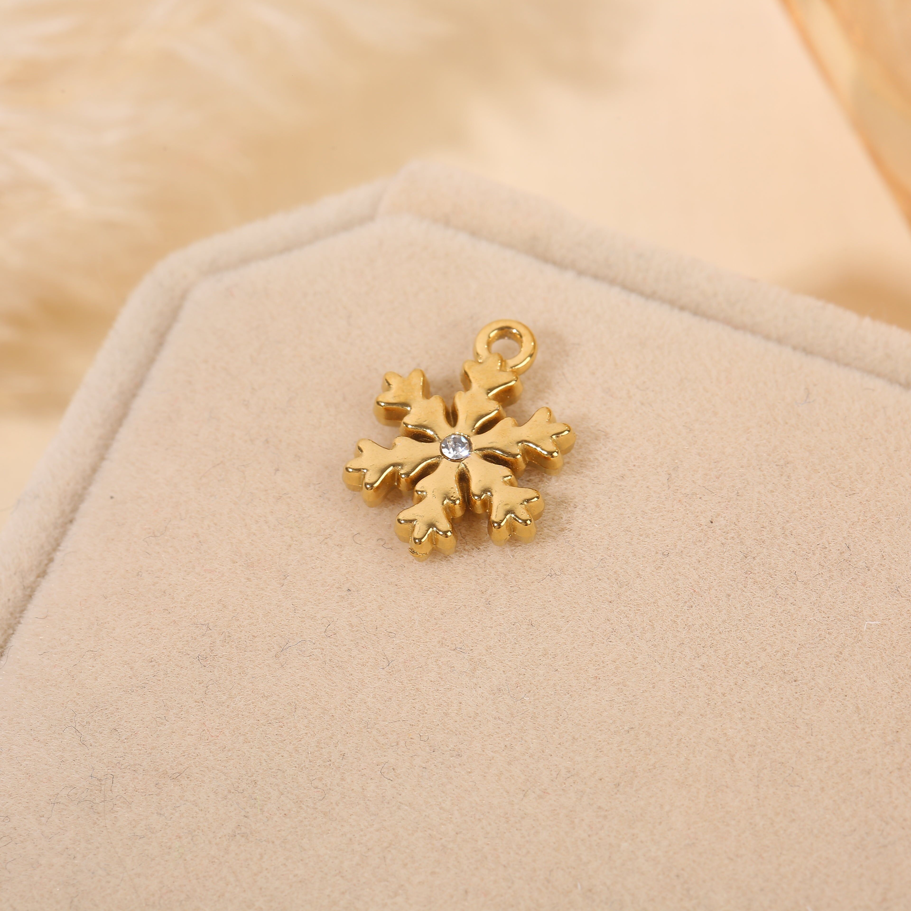 Set aus 3 goldenen Schneeflockenanhängern mit Strasssteinen