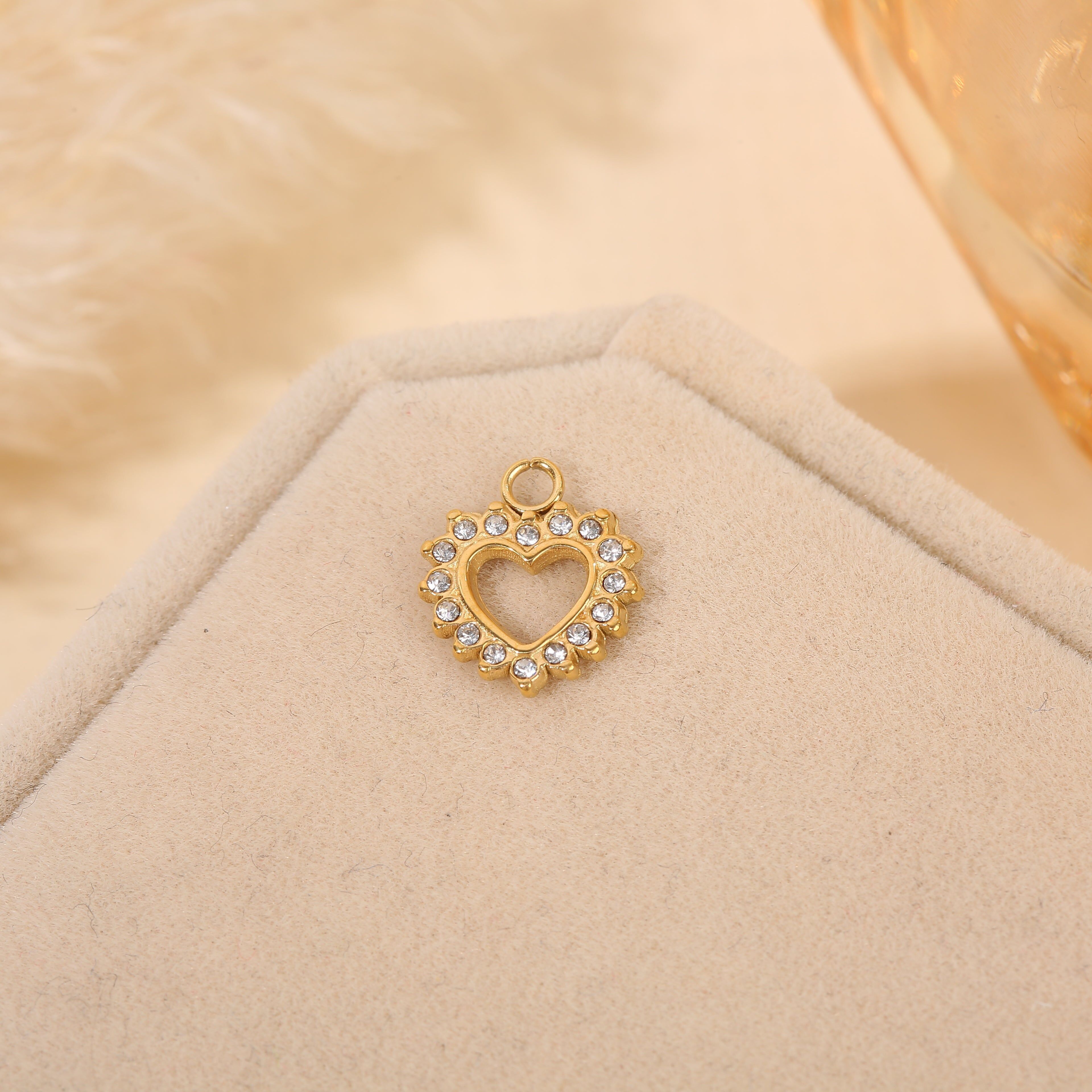 Set aus 3 vergoldeten, durchbrochenen Herzanhängern mit Strasssteinen