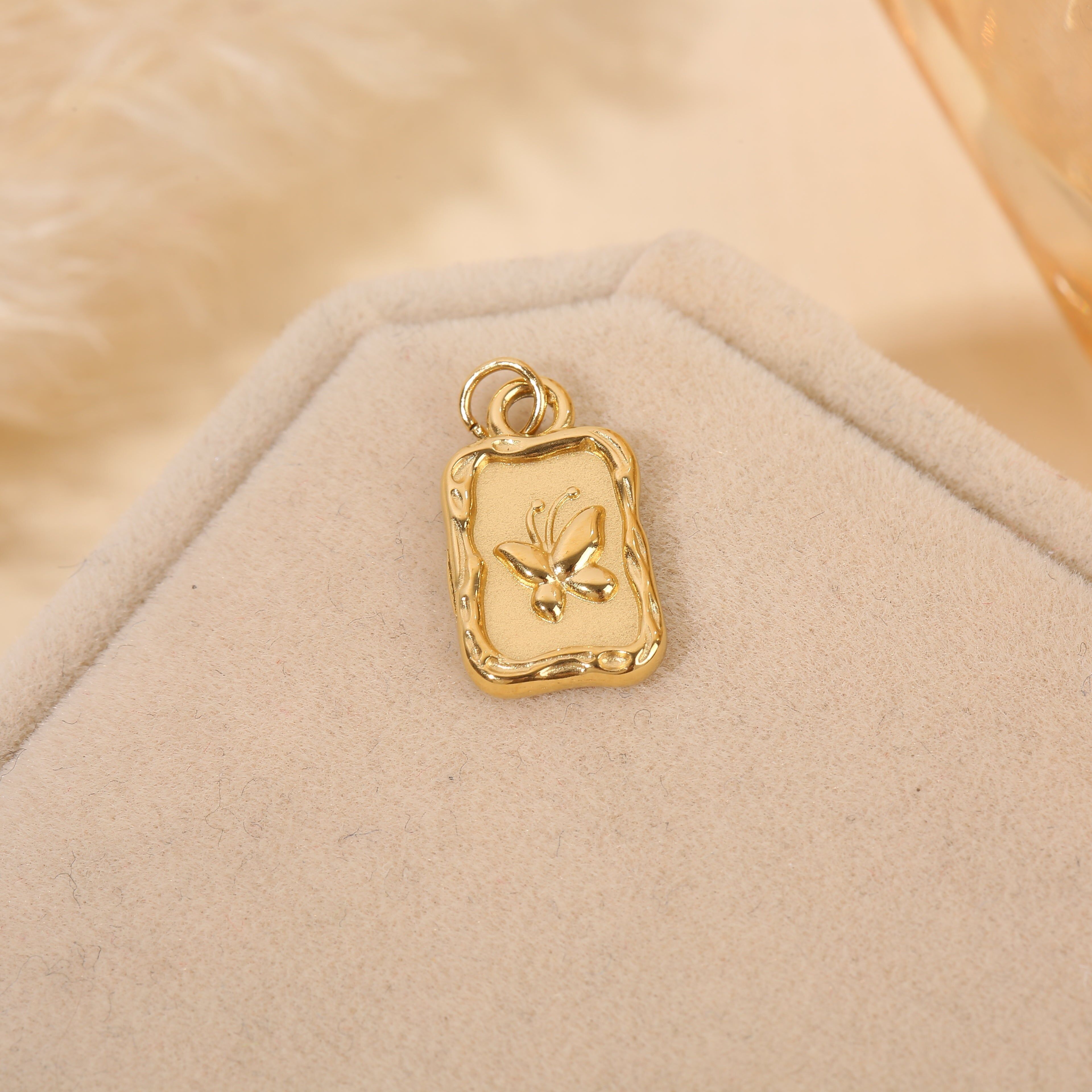 Set aus 3 vergoldeten Anhängern mit einem zentralen Schmetterlingsrahmen