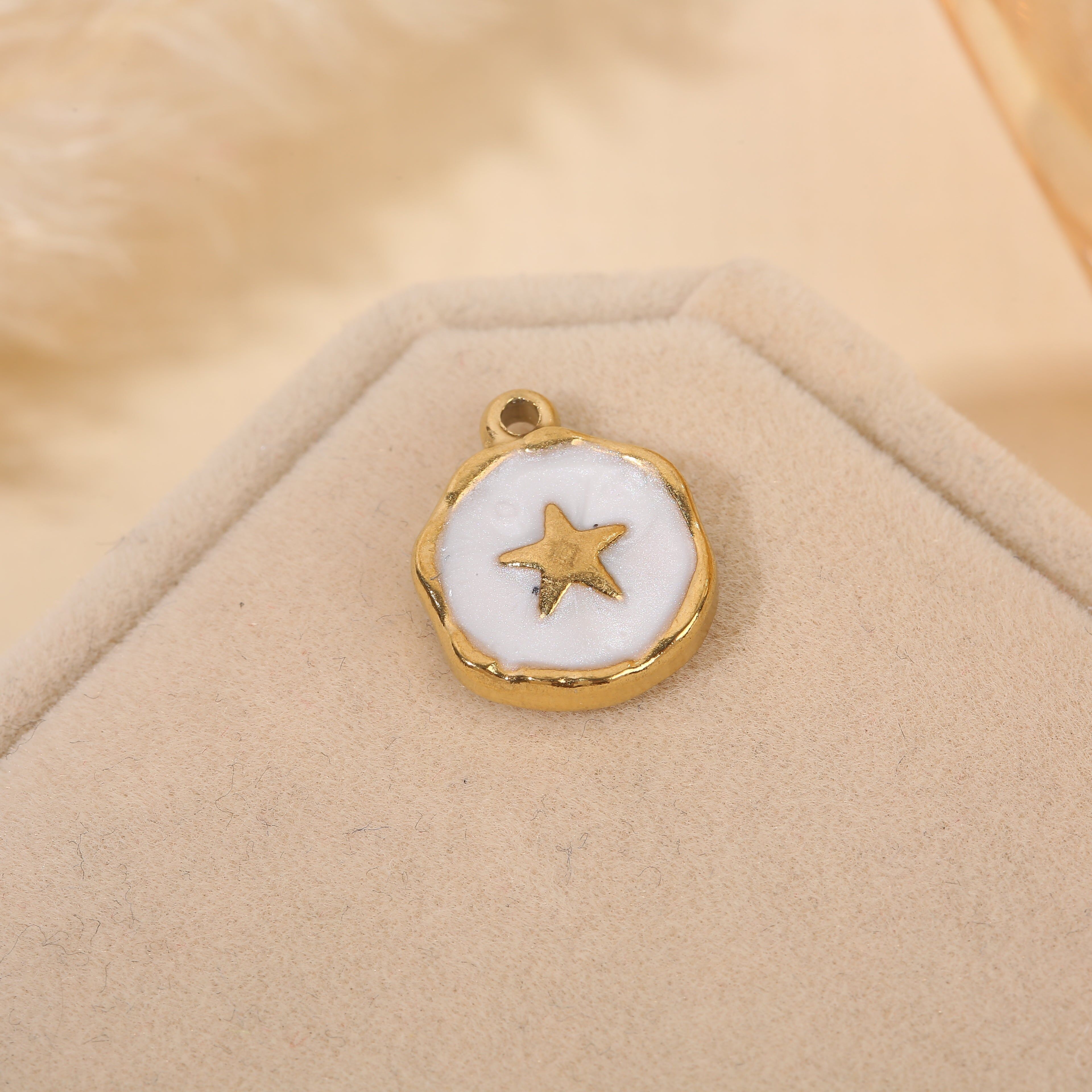 Set aus 3 runden, vergoldeten Anhängern mit weißer Emaille und einem zentralen Stern