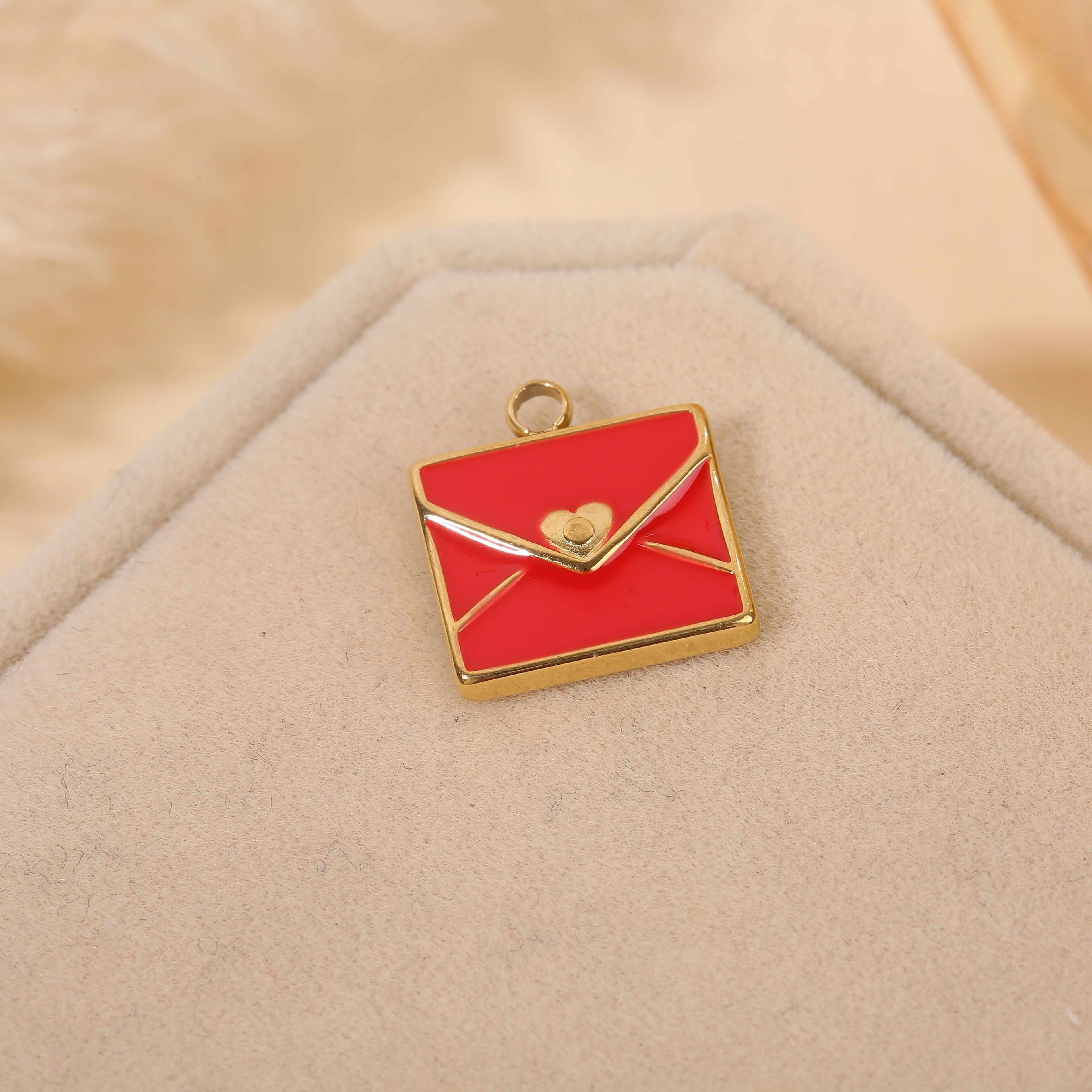 Set aus 3 vergoldeten Anhängern mit rotem Harzumschlag