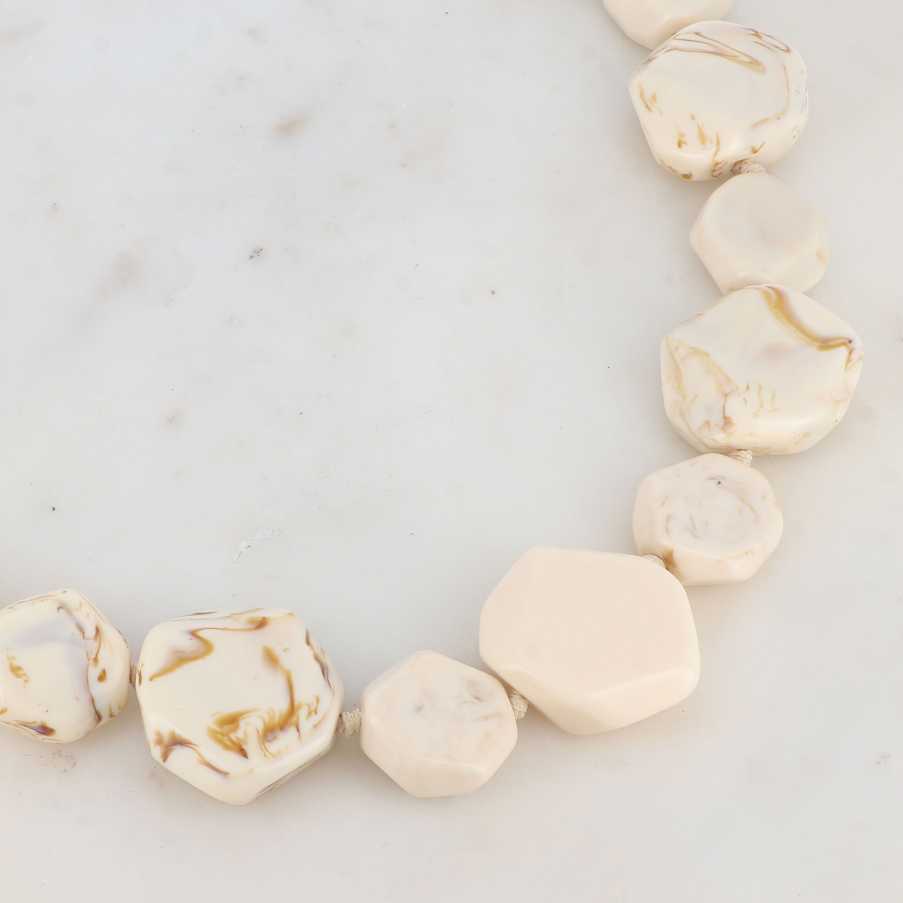 Collana in corda con perle piatte in resina