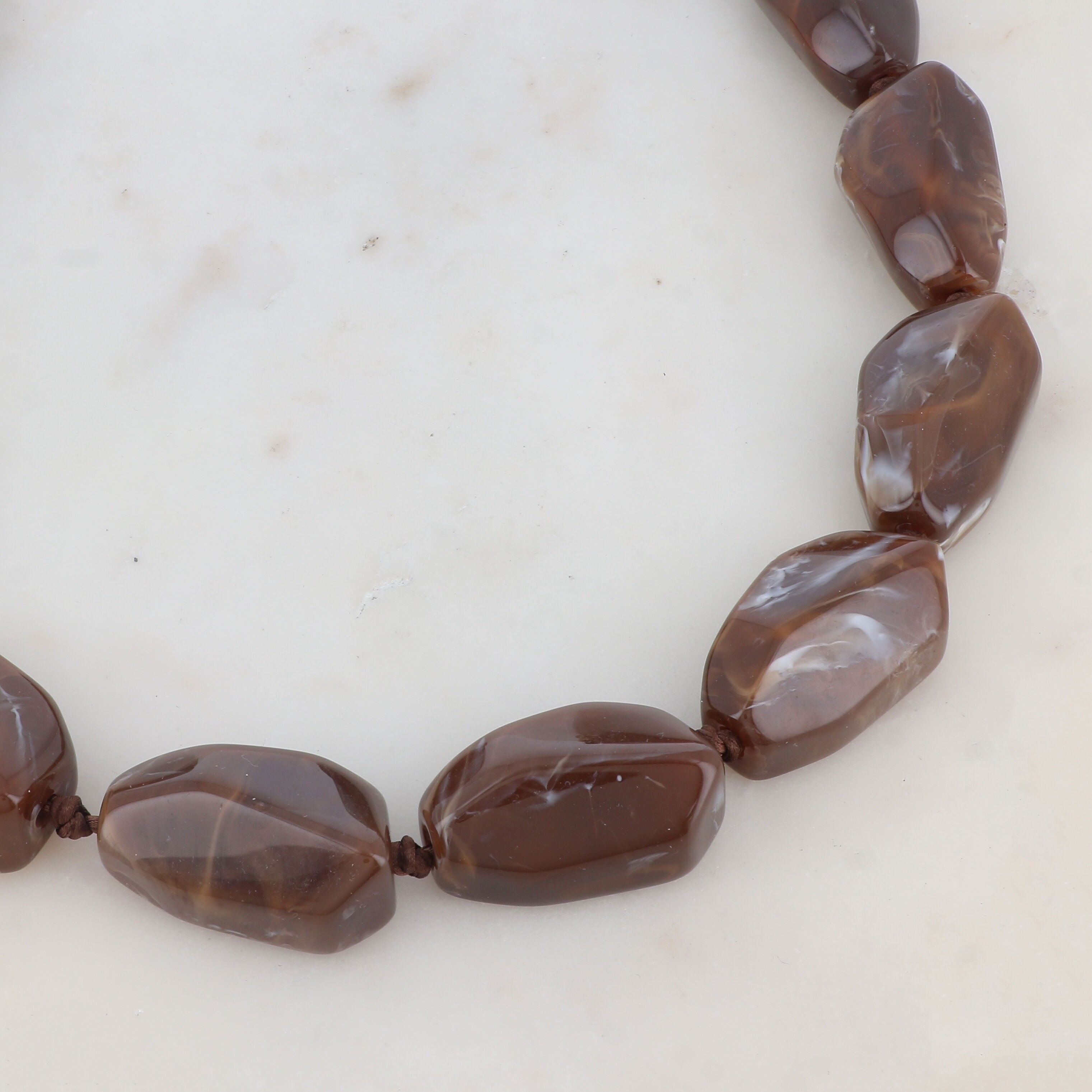 Collana con cordino e perle di resina