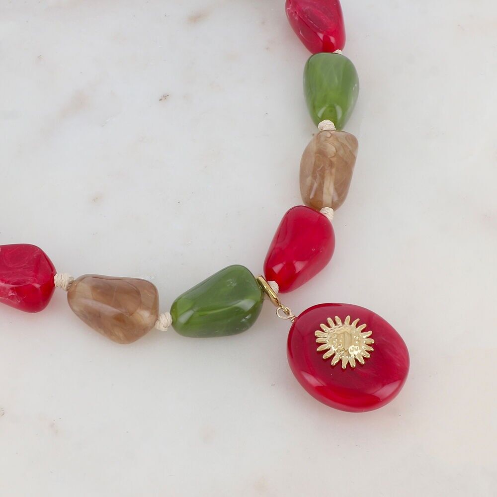 Collana con cordino, perle in resina e ciondolo in resina con sole incastonato