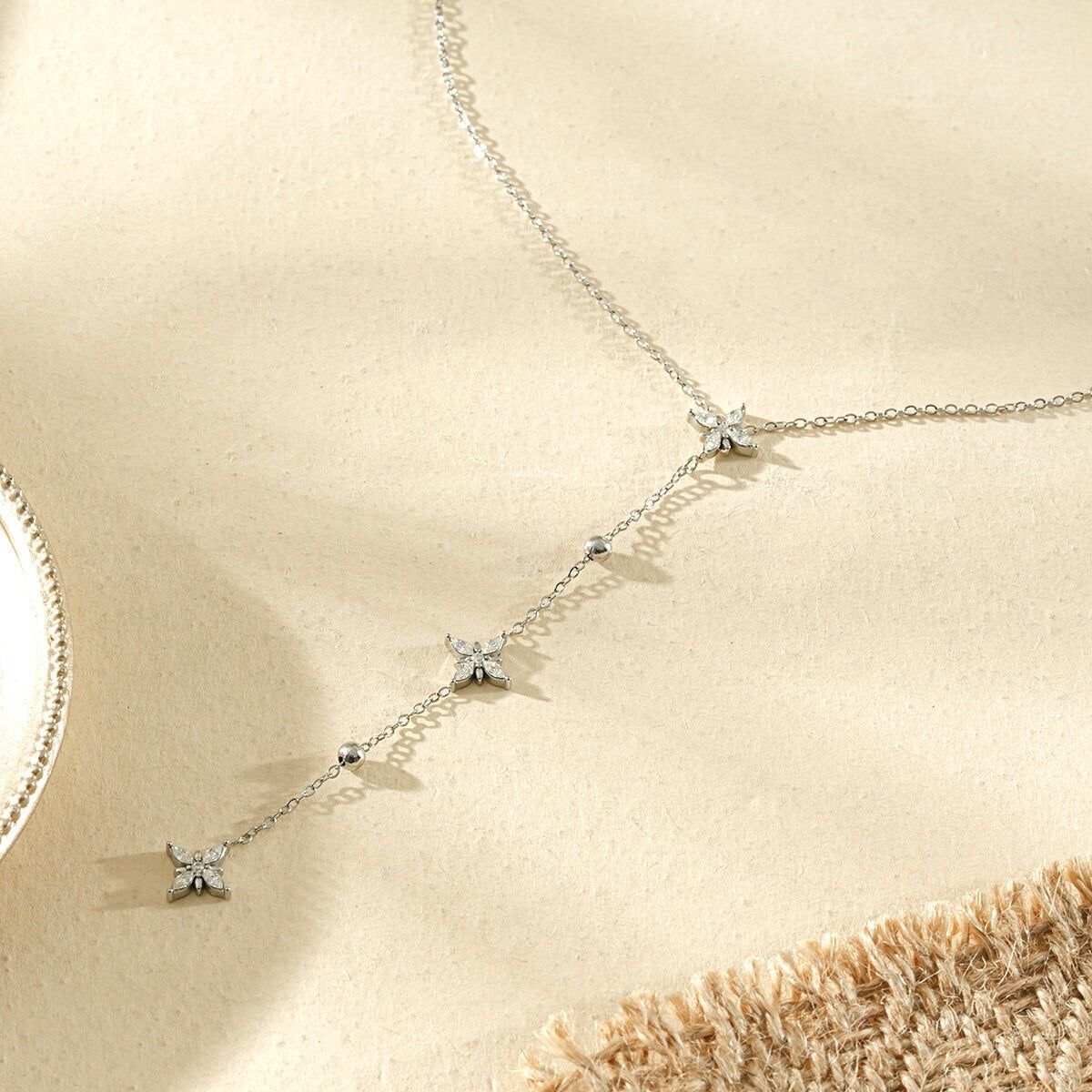 Zarte, Y-förmige Halskette, verziert mit funkelnden Sternen und kleinen Schlaufen