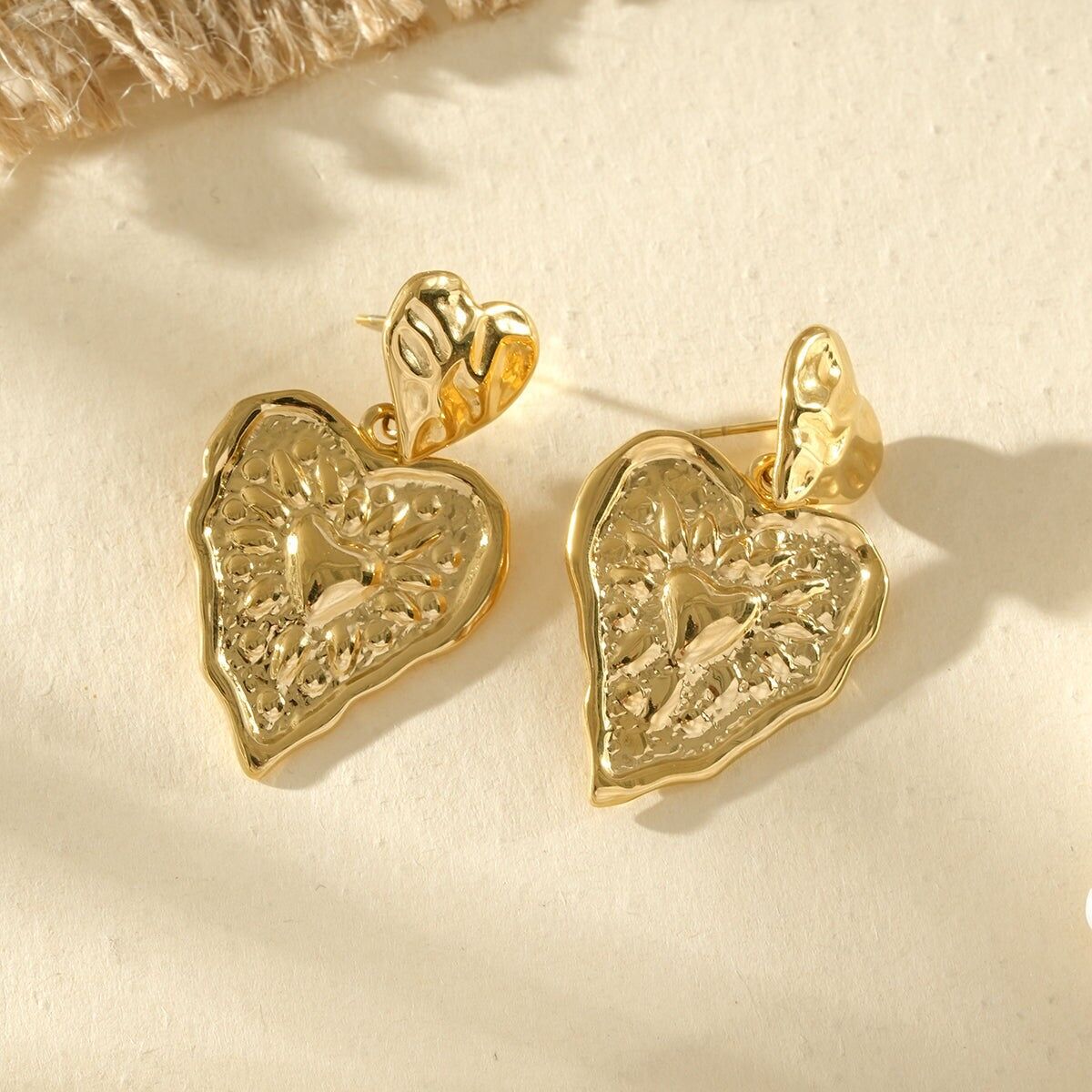 Goldfarbene Ohrhänger in gehämmertem Herzdesign