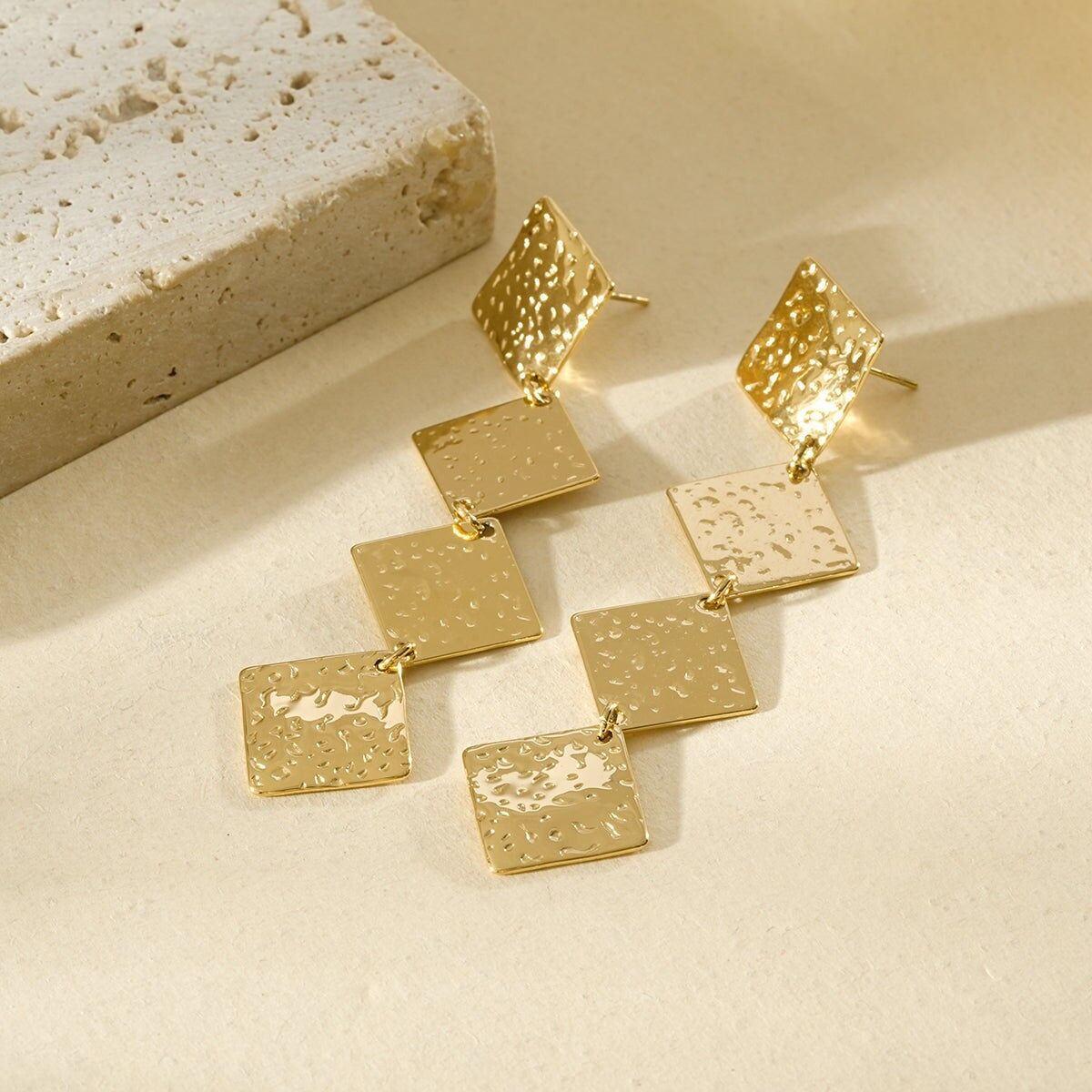 Strukturierte Goldohrringe mit vier gehämmerten Diamantformen