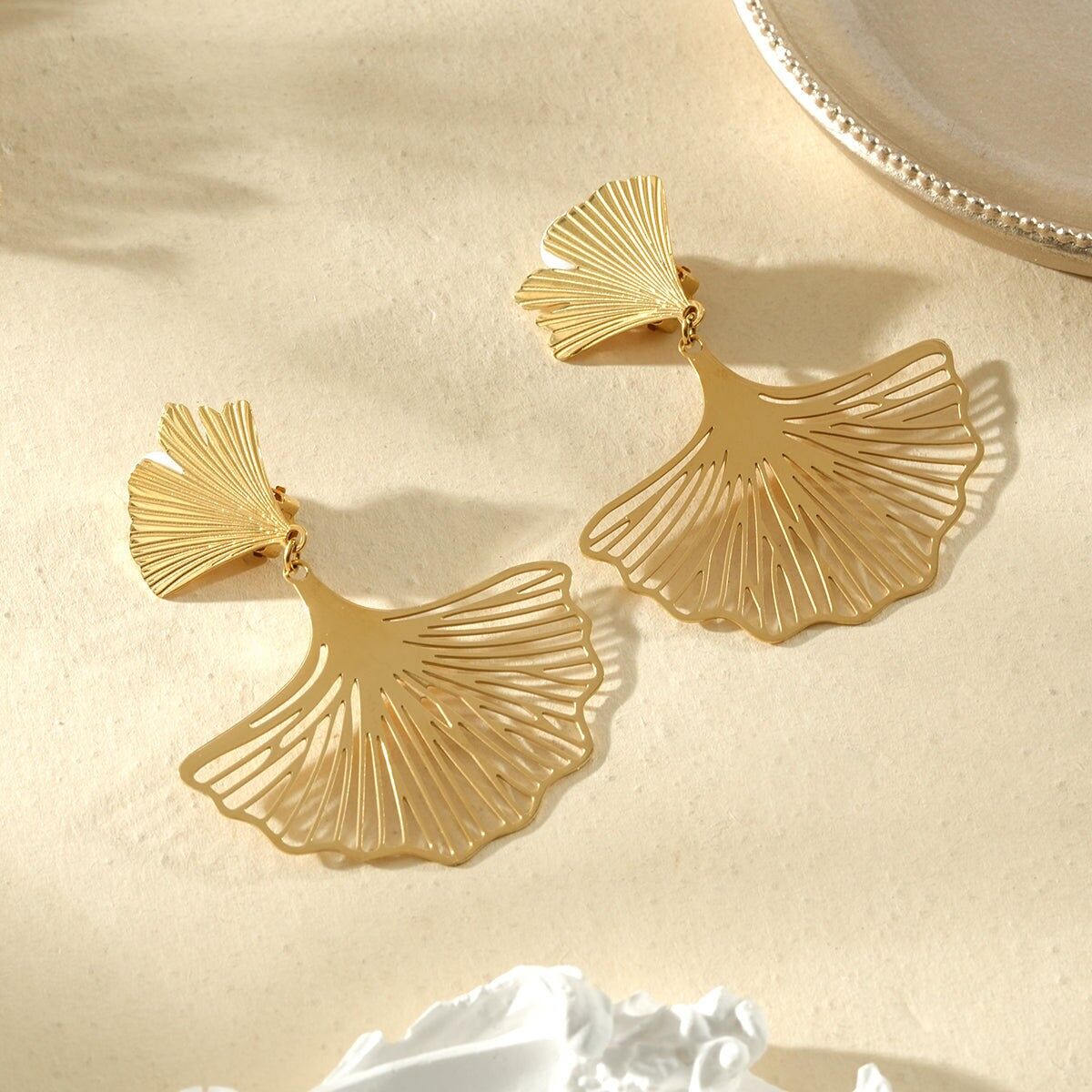 Goldene Clip-Ohrringe mit durchbrochenem Ginkgoblatt-Design
