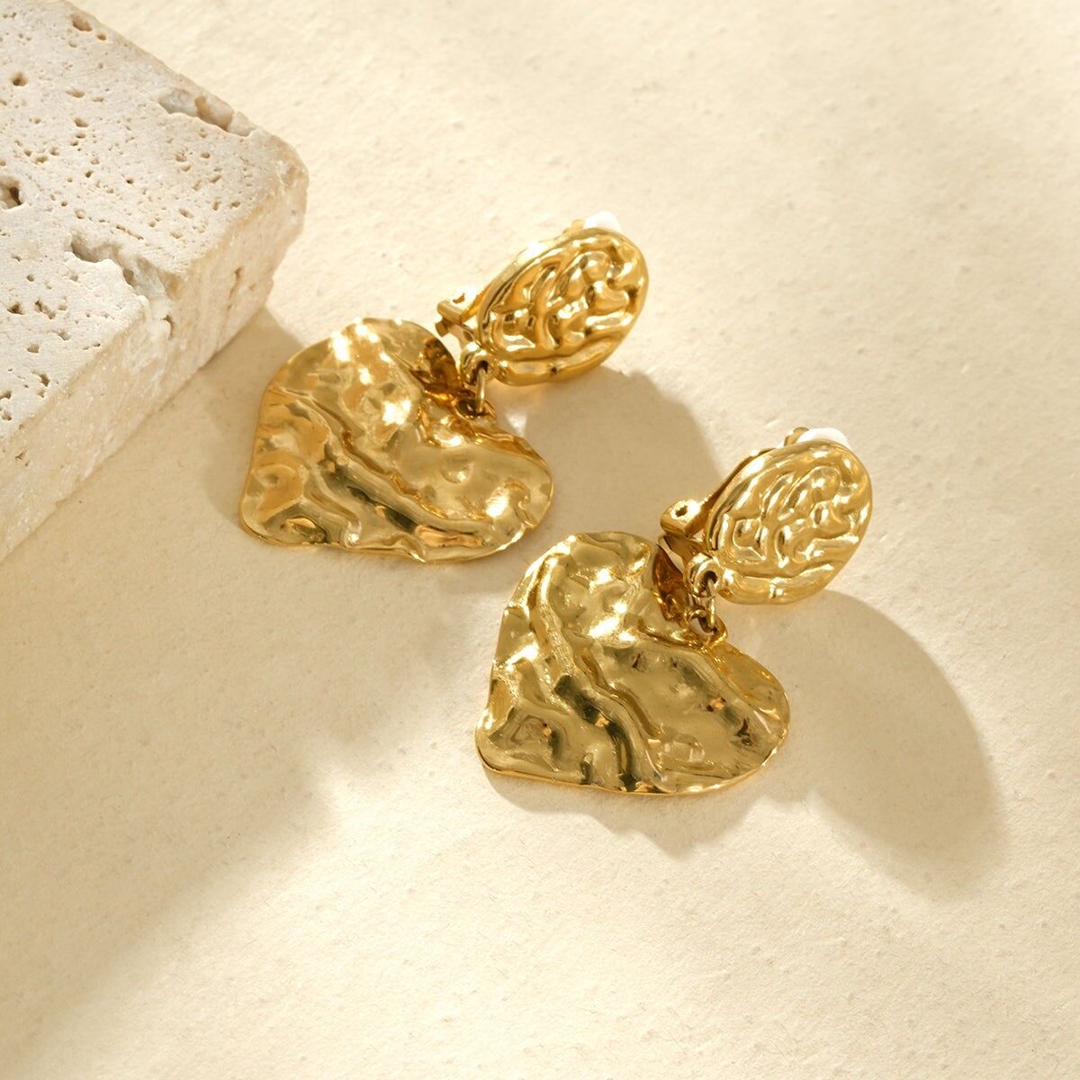 Ohrclips im Vintage-Stil mit gehämmertem, organischem Herzdesign