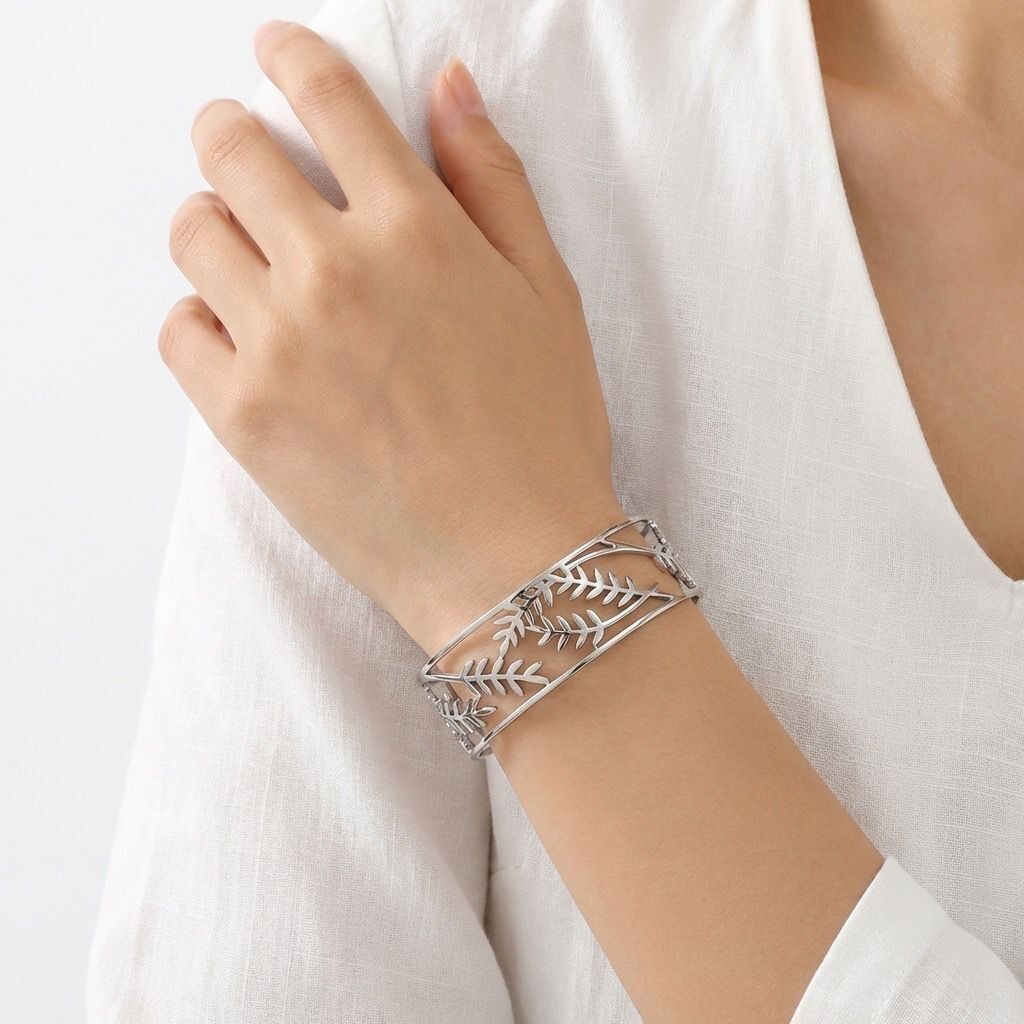 Technisch gearbeitetes, durchbrochenes Armband mit langem Blattmotiv