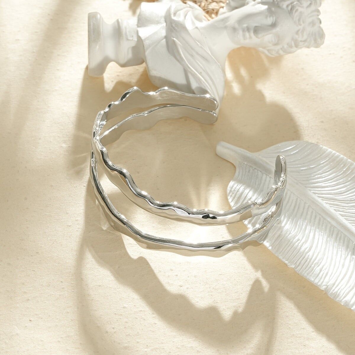 Doppelreihiges Armband mit gehämmertem Wellenmuster und glänzender Oberfläche