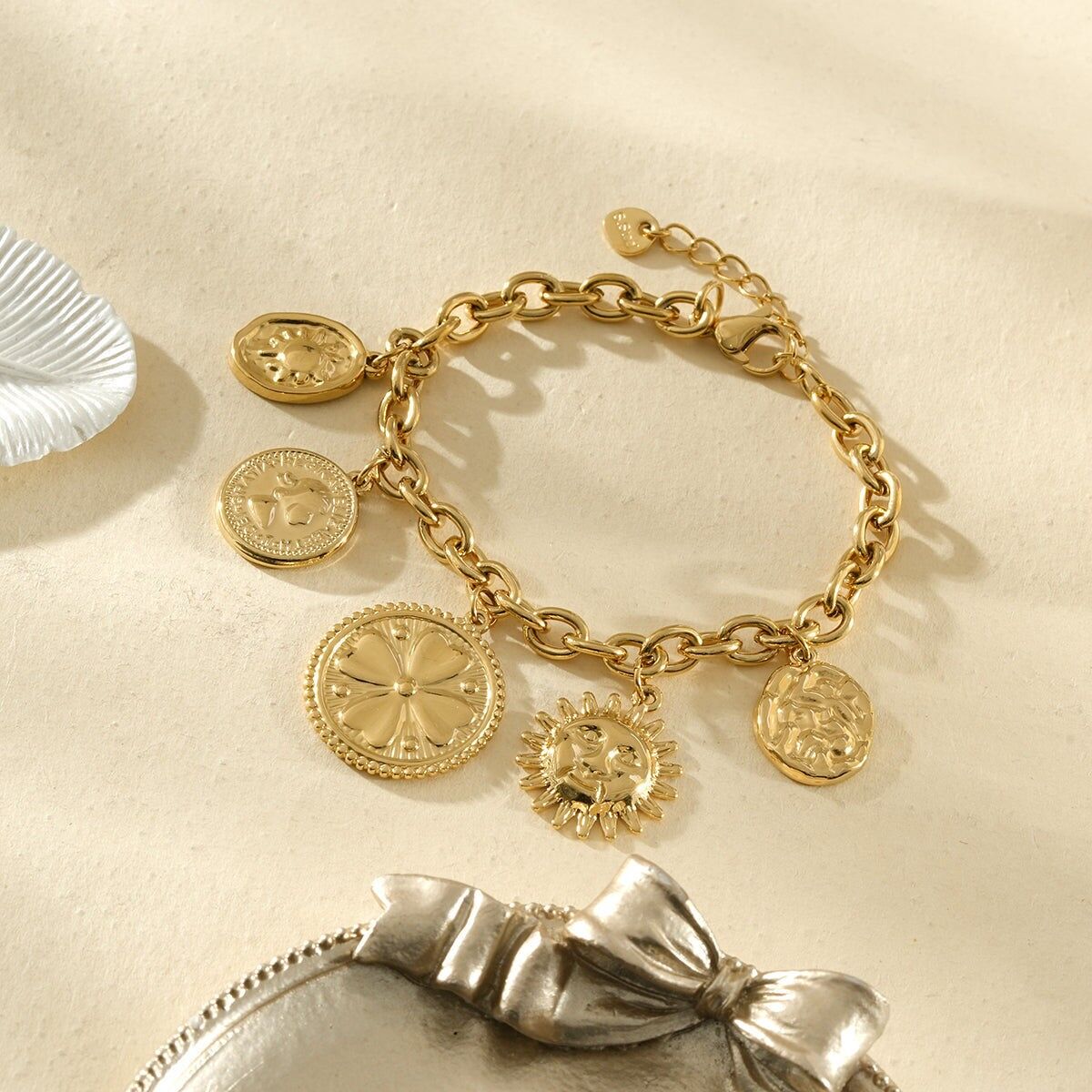 Dickgliedriges Armband, verziert mit symbolischen Medaillons