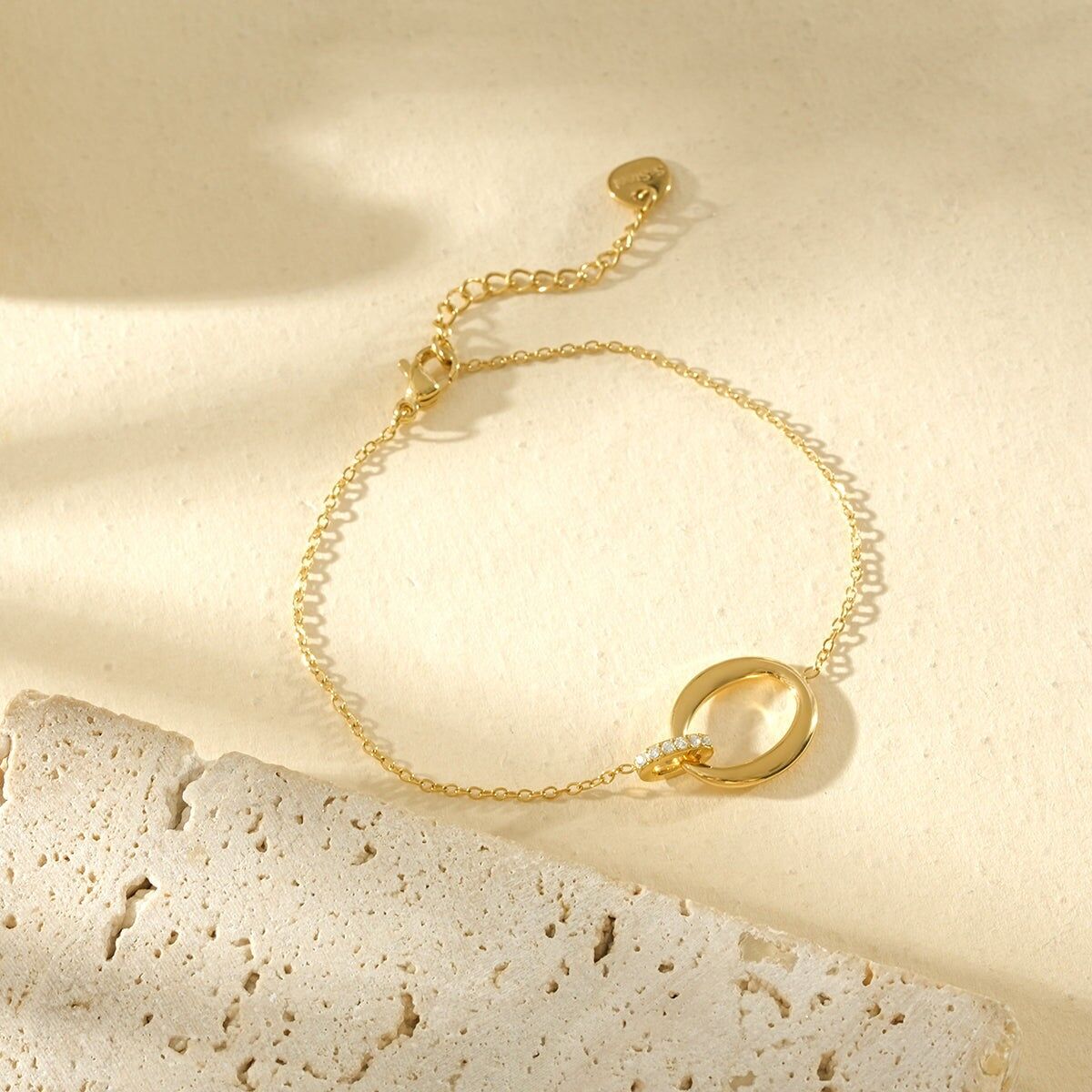 Feines Goldkettenarmband mit ovalem Glied und Strassstein