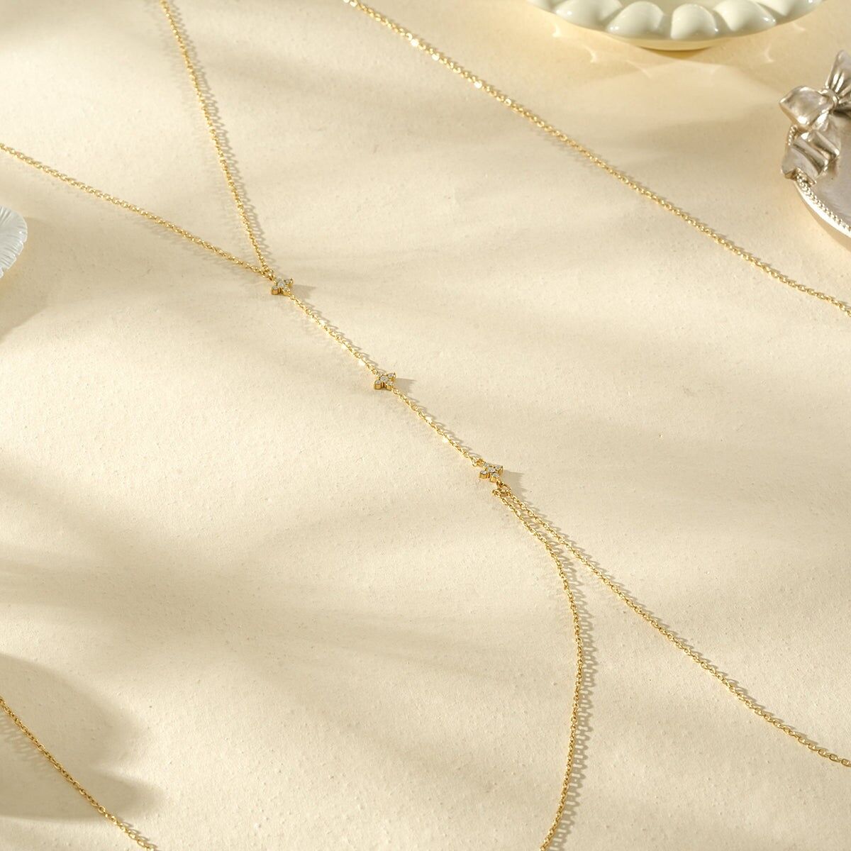 Minimalistische goldene Körperkette mit dünner Kette