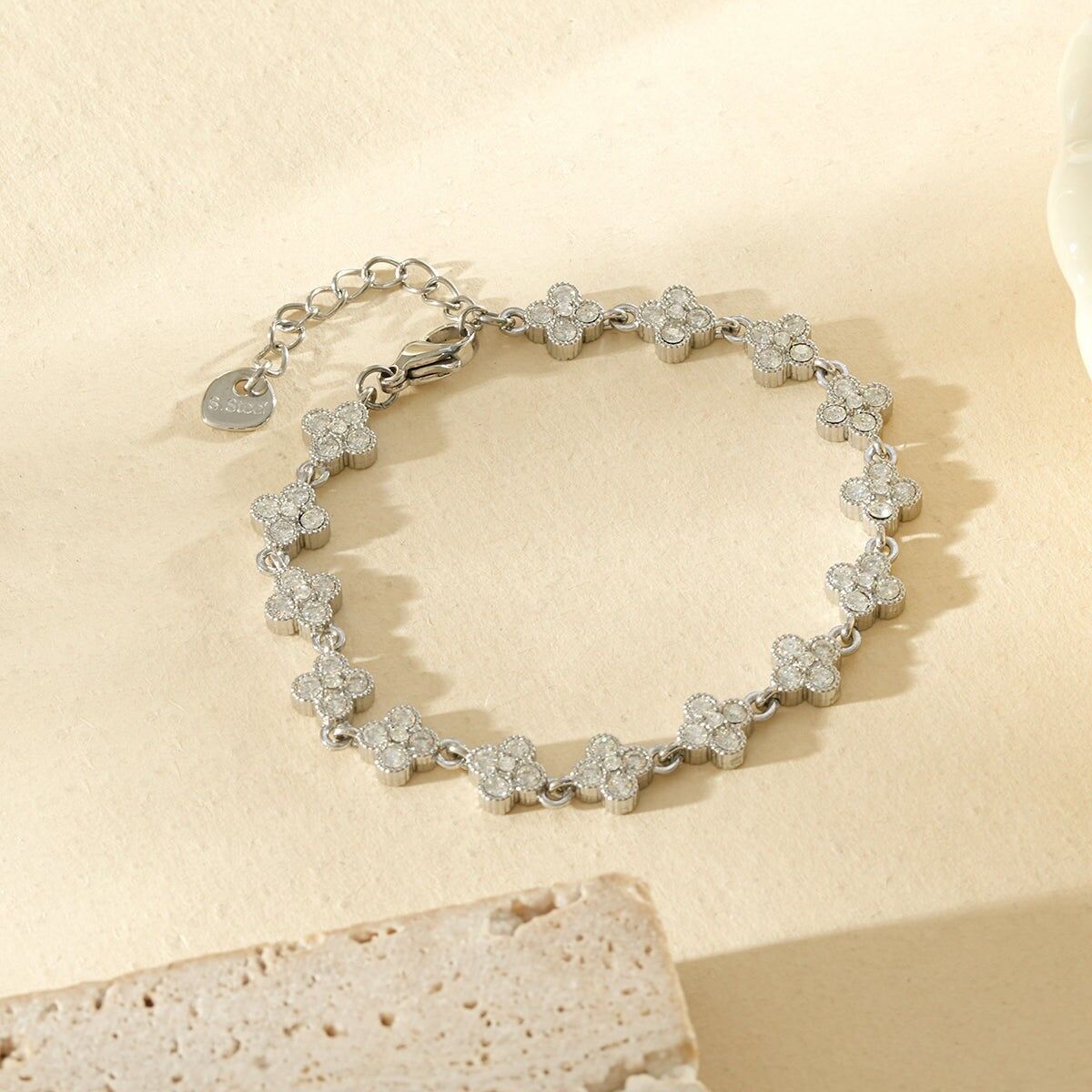 Armband aus fünfzehn mit Strasssteinen besetzten Kleeblättern