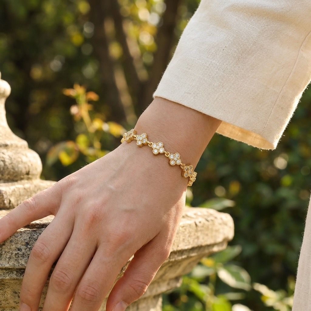 Bracelet composed of fifteen clovers paved with rhinestones