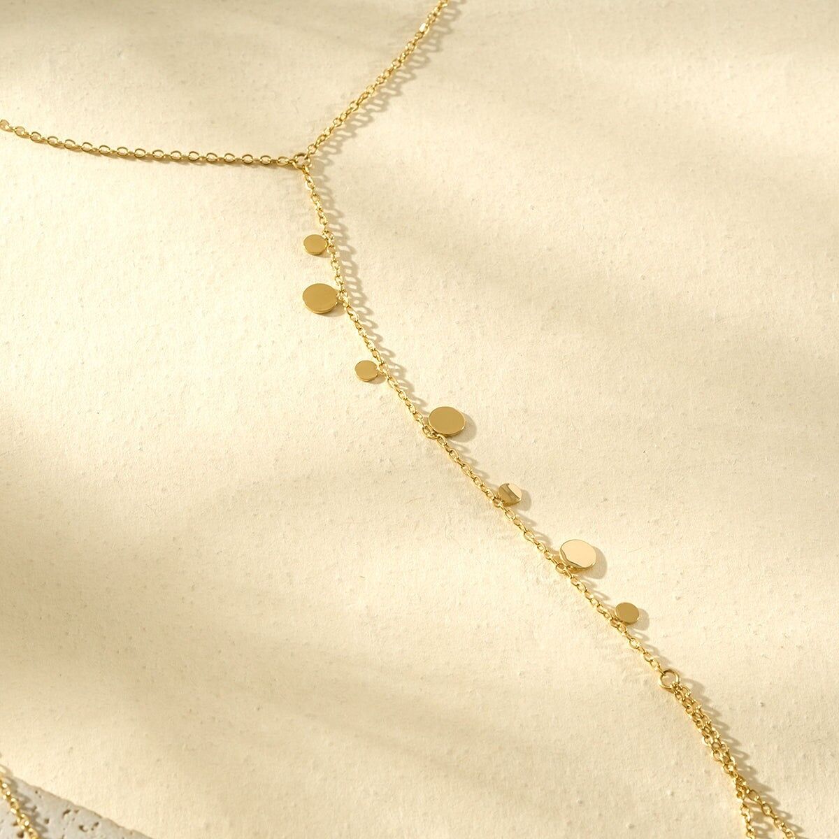 Goldene Körperkette mit flachen Scheiben