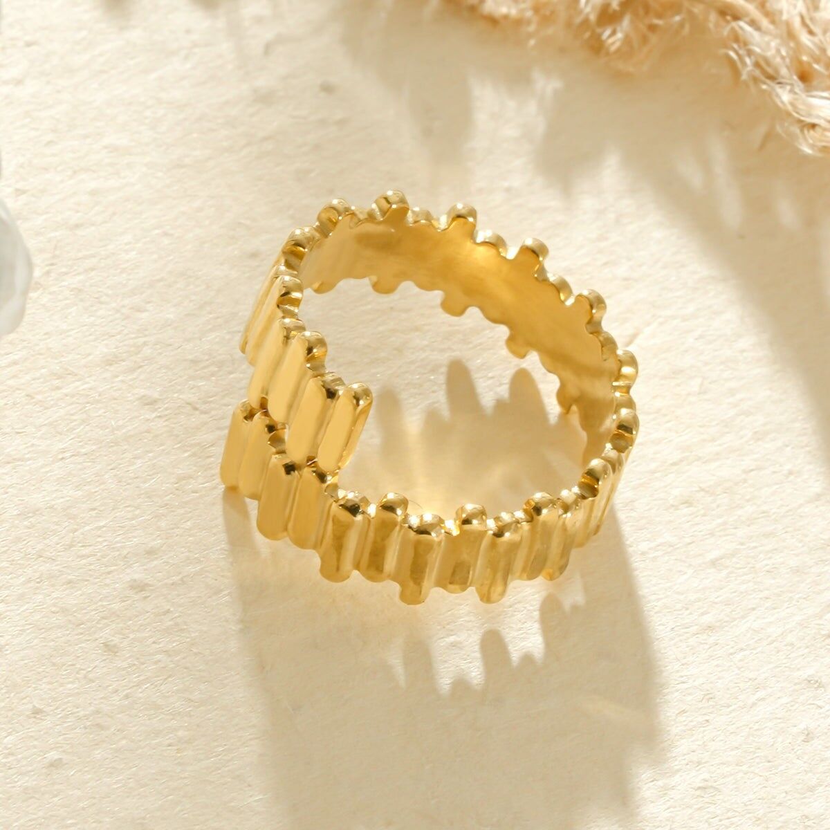 Strukturierter goldener Zehenring mit vertikalen Segmenten