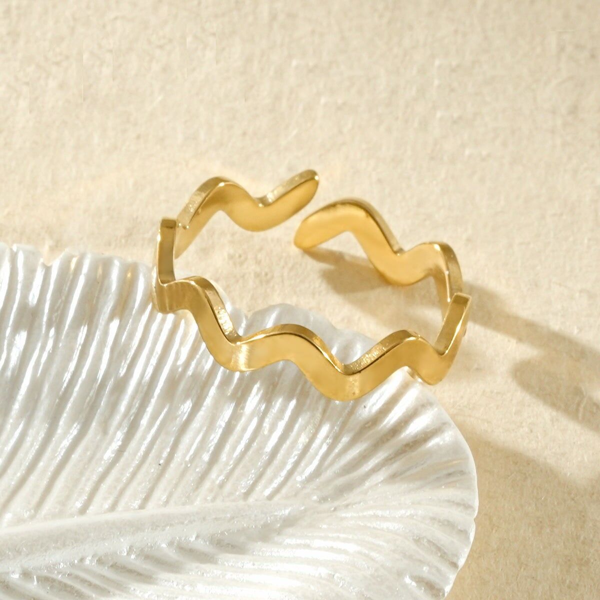 Offener, glatter Zehenring aus Gold mit Wellenmuster