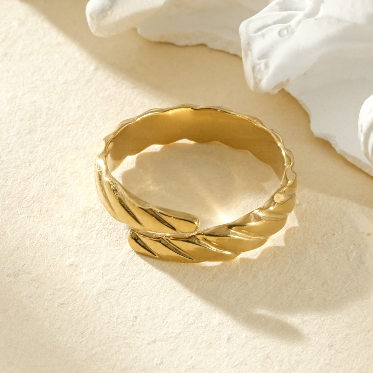 Vergoldeter Zehenring mit glattem, gedrehtem Effekt